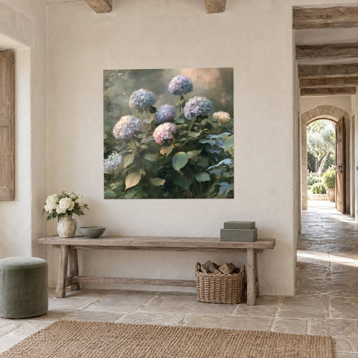 Cuadro de un ramo de bolas de flores en lavanda y rosa polvo sobre fondo brumoso, vigas y piedra, en una casa de campo