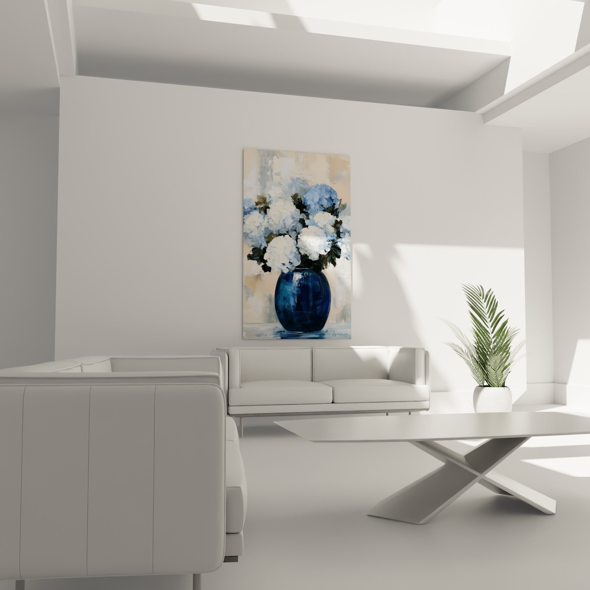 Vase bleu nuit et pétales blancs texturés au-dessus d'un canapé dans un salon lumineux