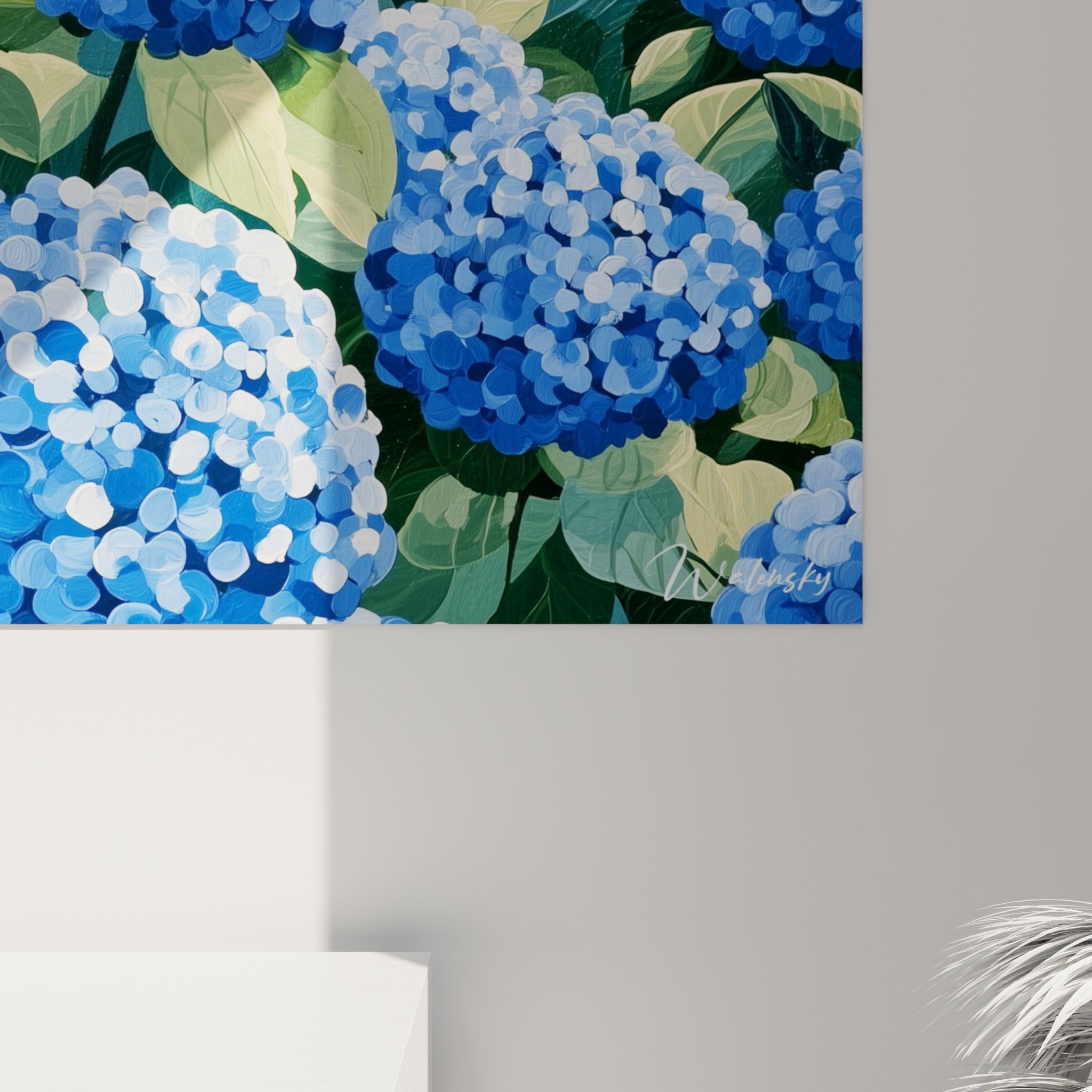 Détail des pétales bleu marine et blanc peints par petites touches, texture dense sur toile panoramique
