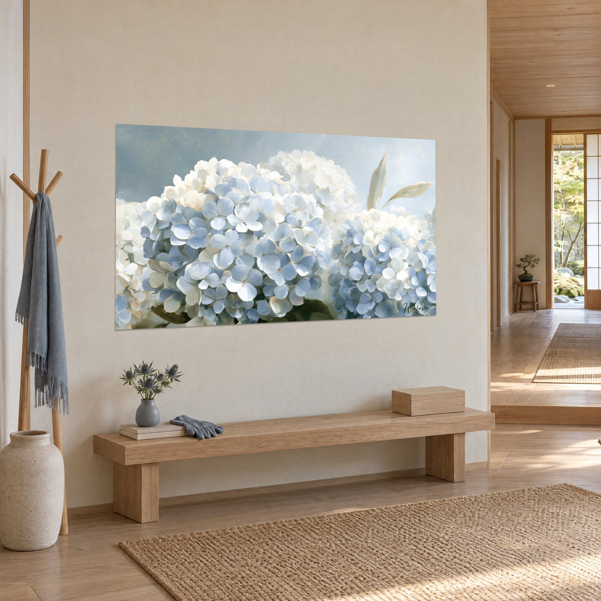 Quadro bouquet di fiori dai petali vellutati azzurro cielo e avorio su fondo grigio-azzurro, in un corridoio in legno stile japandi