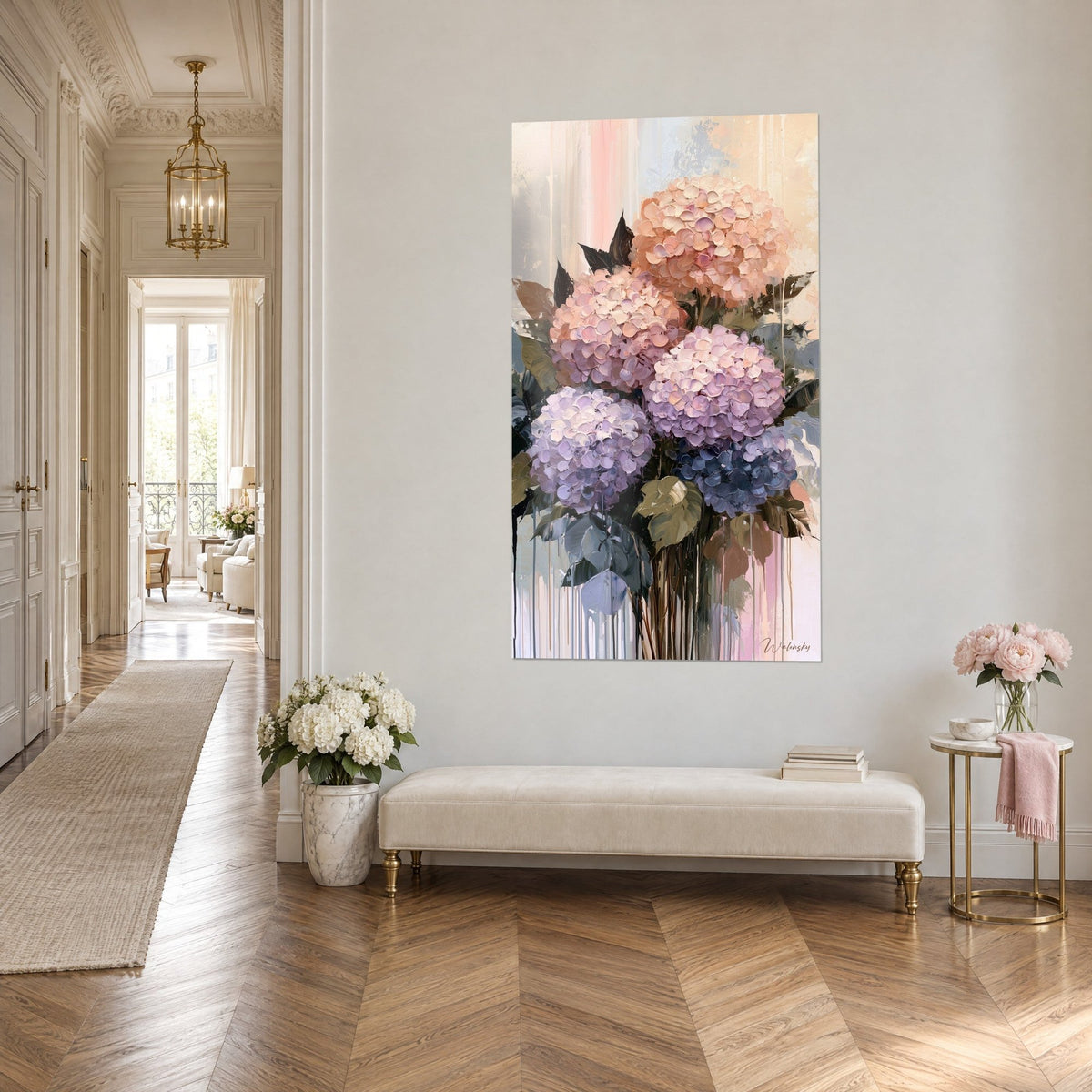 Quadro di corolle di ortensia salmone e malva con colature verticali, vista di tre quarti, corridoio haussmanniano e panca beige