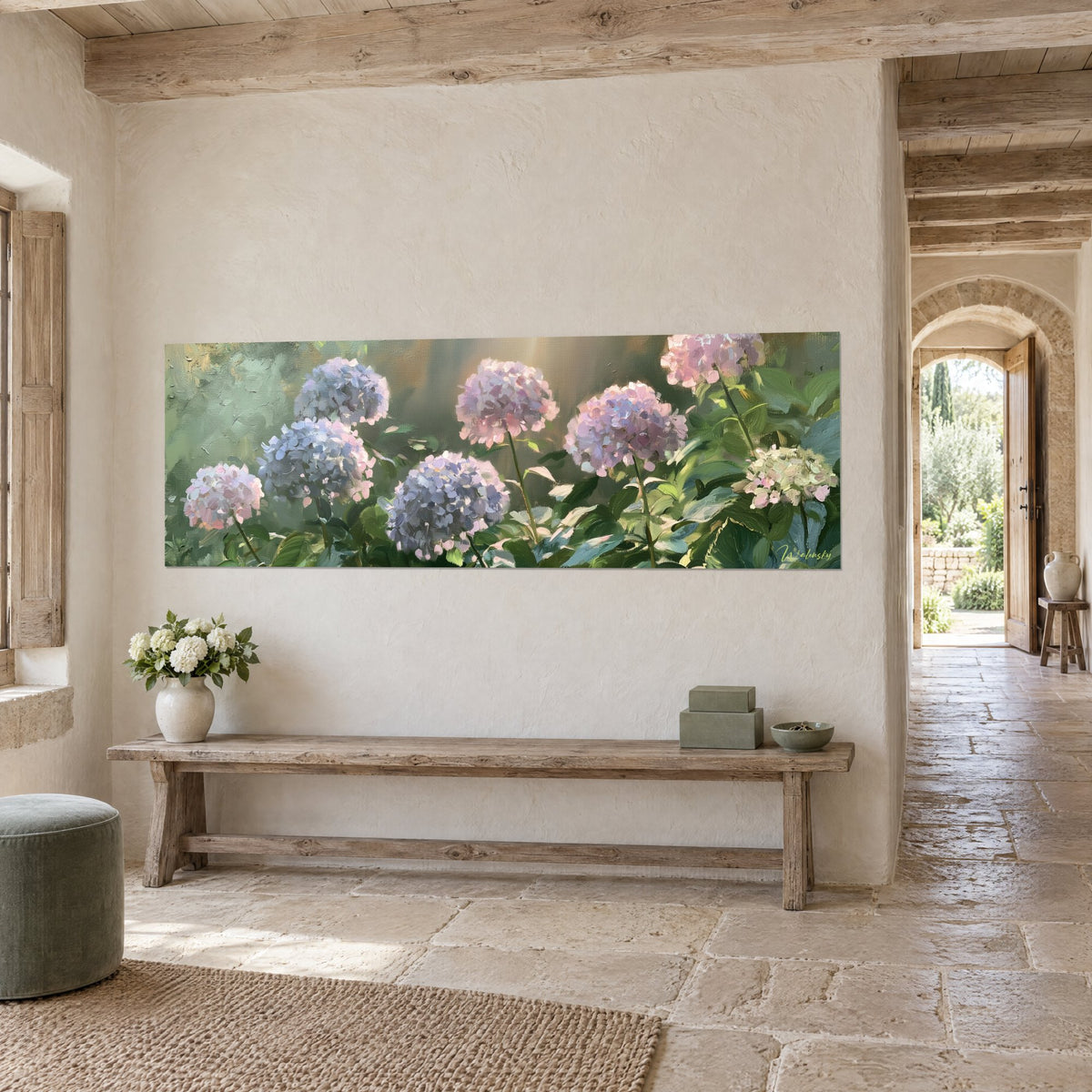 Schilderij met weelderige mauve en roze pompombloemen tegen groen gebladerte, dikke penseelstreken, in een kamer met lichte natuurstenen muren en balken