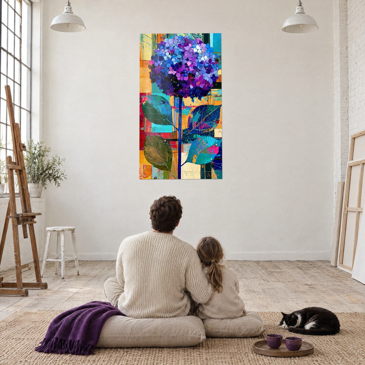 Schilderij hortensia in purper en nachtblauw op okerrood patchwork, koppel van achteren zittend naast een tuxedokat, kunstenaarsloft
