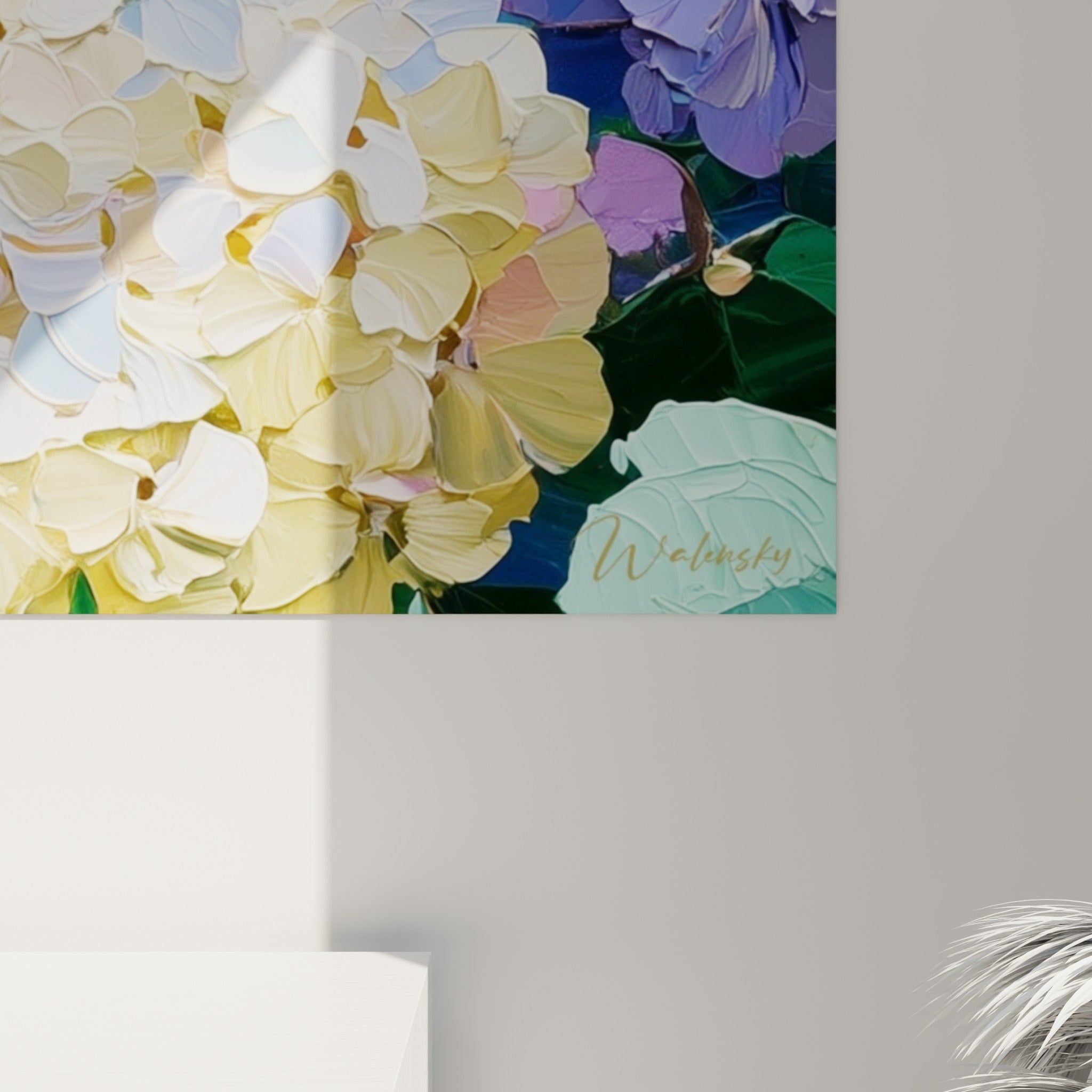 Empâtements dorés et pétales mauves d'hortensia révélant le grain épais de la peinture