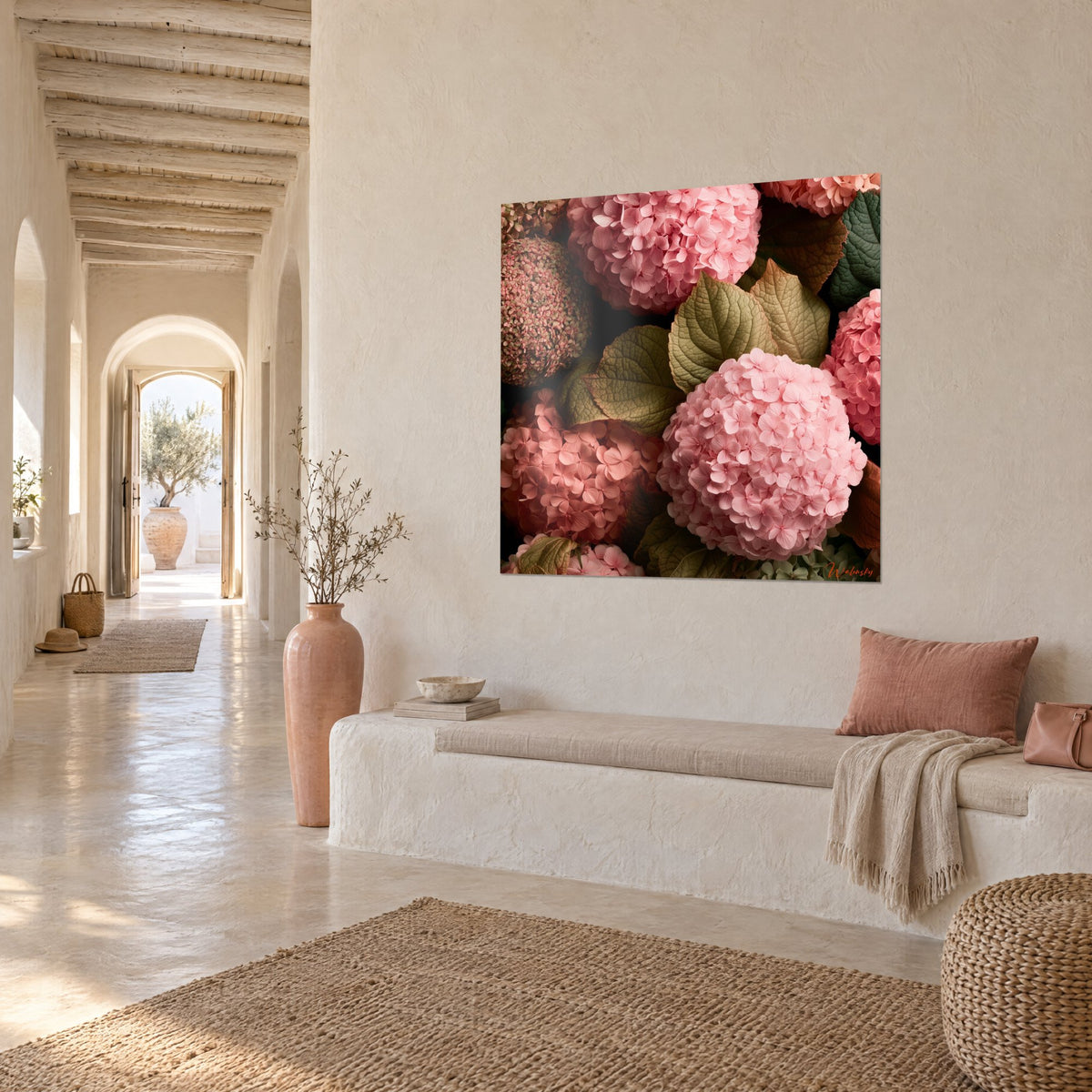 Gemälde Pompon-Blüten in Puderrosa auf olivgrünen Blättern, Kalkwand im Hintergrund eines gewölbten Hausflurs