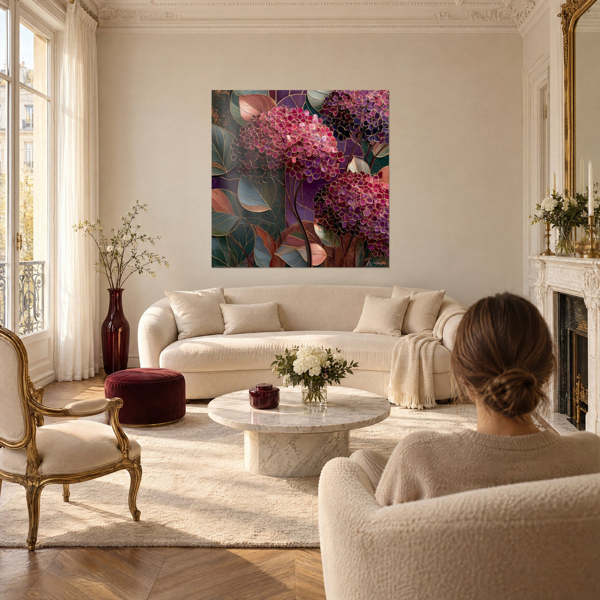 Quadro di ortensie rosa dai petali contornati d'oro su sfondo viola e verde scuro, sopra un divano in un soggiorno luminoso