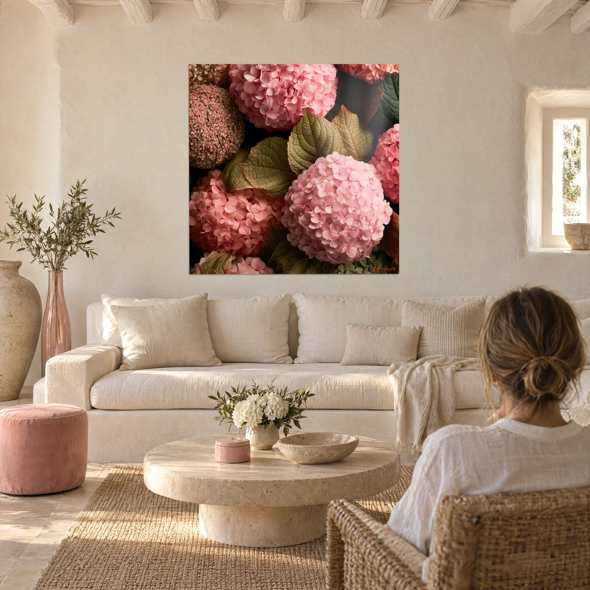 Gemälde Hortensienstrauß in rosa und olivgrünen Blättern, Frau von hinten, über einem Sofa in einem hellen Wohnzimmer