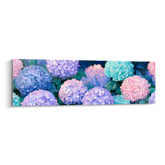 Hortensias roses turquoise et bleu lavande en massif fleuri dense sur fond de feuillage sombre