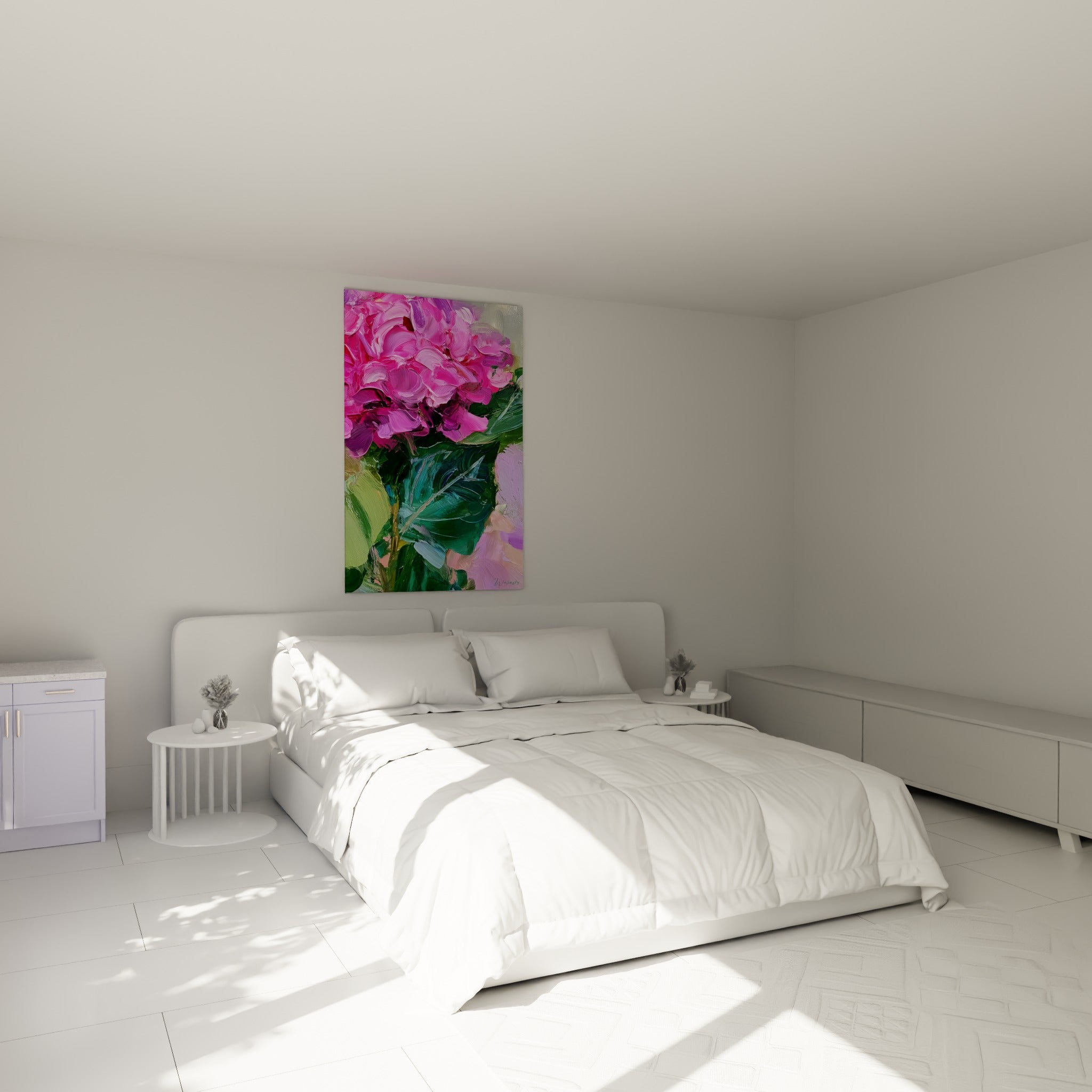 Bouquet d'hortensia rose et violet aux feuilles vertes accroché au-dessus d'un lit dans une chambre claire