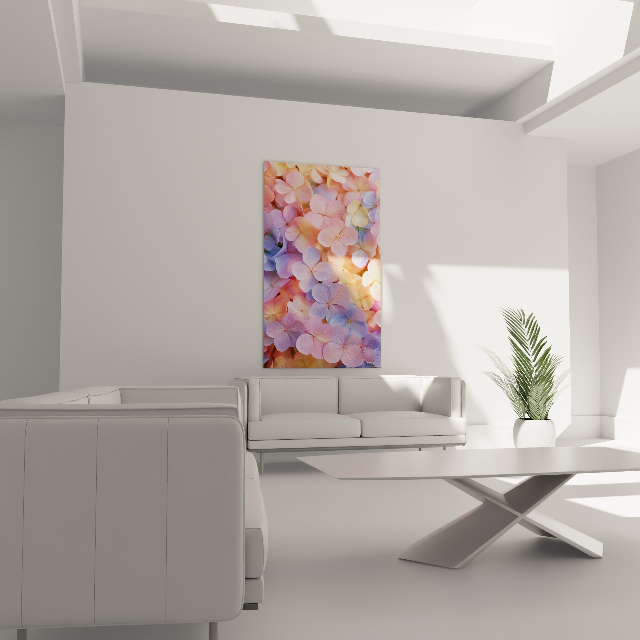 Fleurs d'hortensia rose poudré et bleu lavande accrochées au-dessus d'un canapé dans un salon lumineux