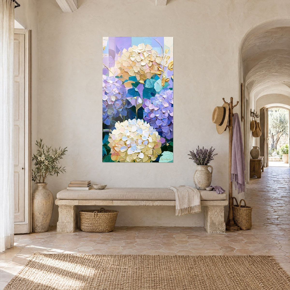 Schilderij bloemenboeket met paletmes, ivoorkleurige en zacht violette bloemblaadjes, gouden takken, aan een gewitte muur naast een stenen boog