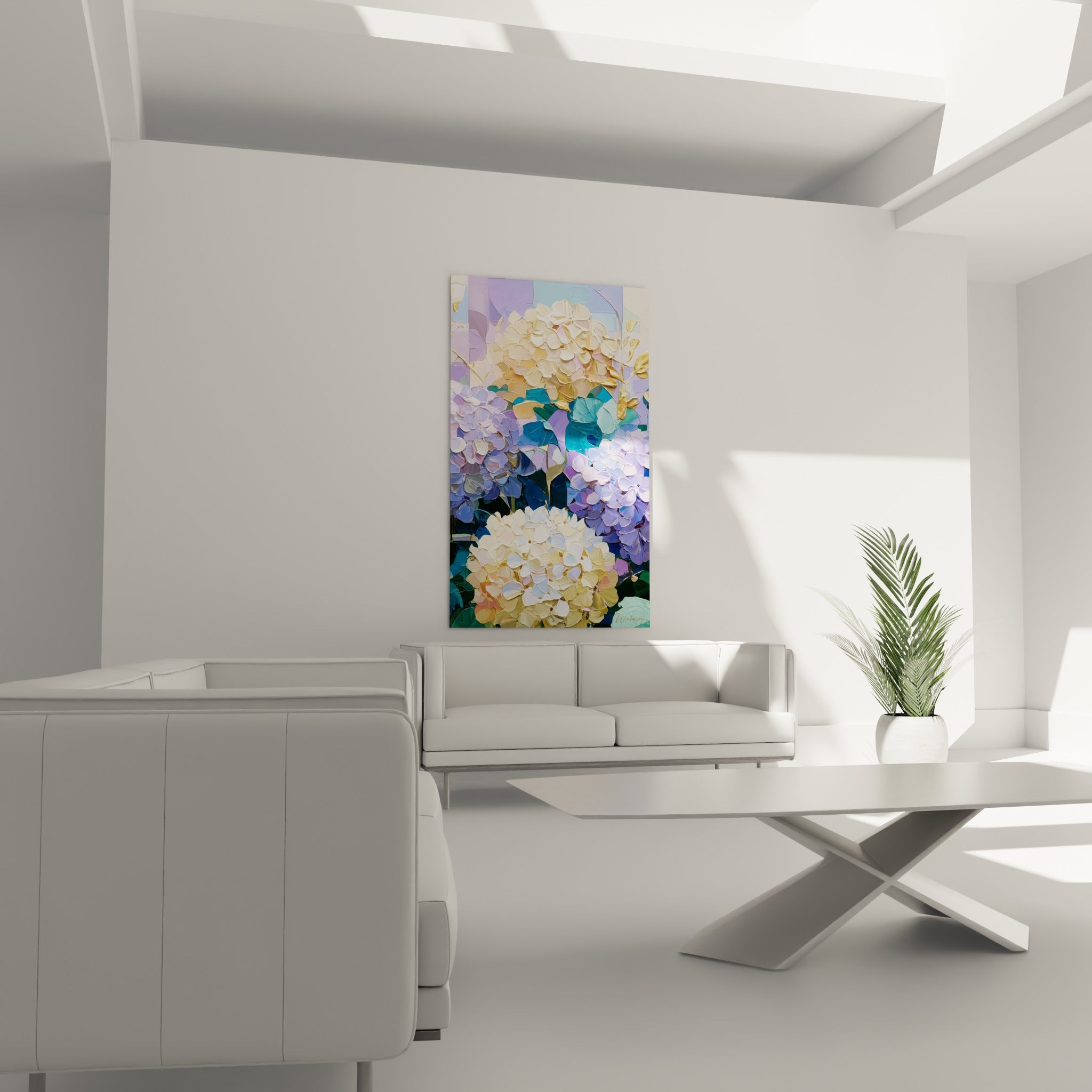 Fleurs d'hortensia dorées et lilas positionnées au-dessus d'un canapé dans un salon lumineux