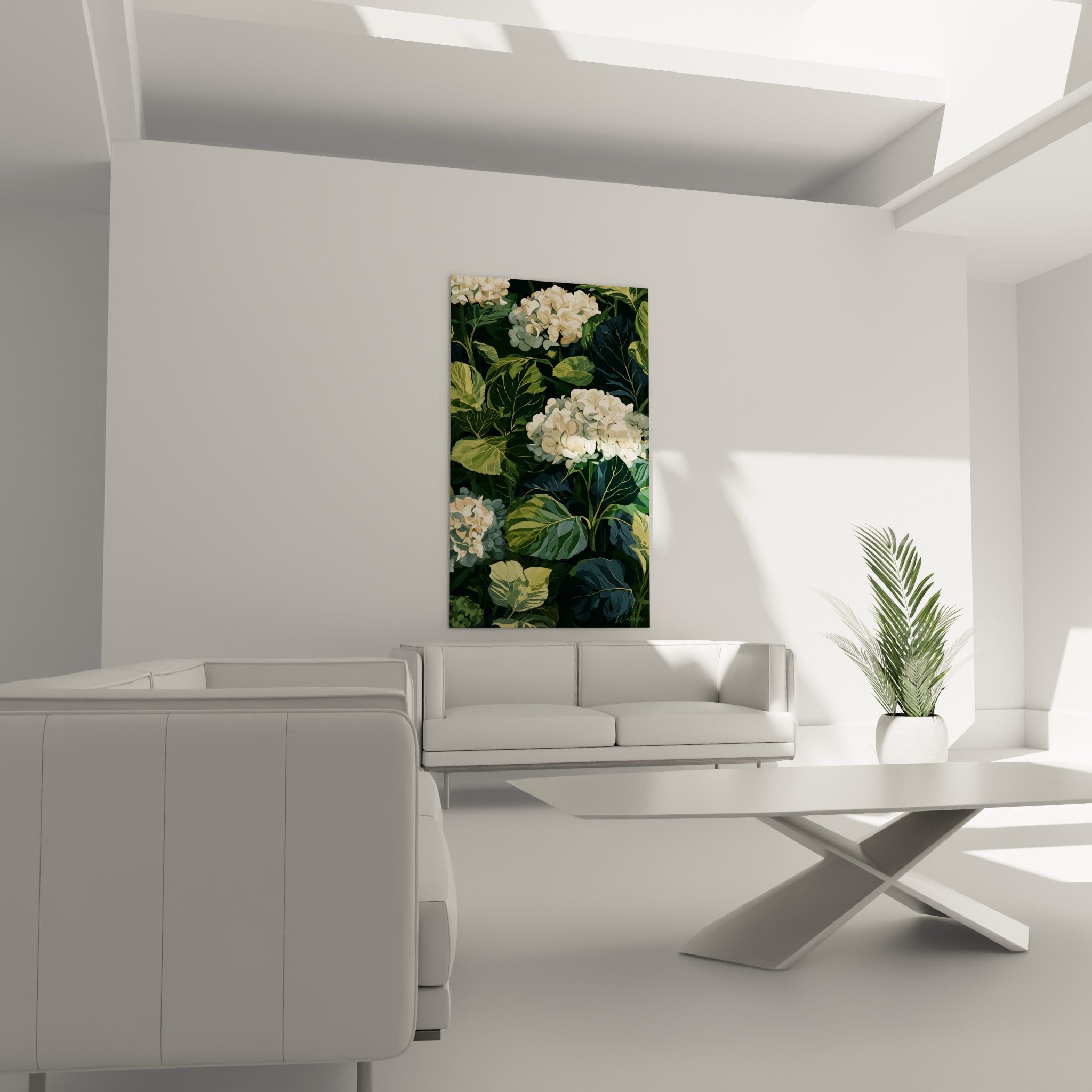 Fleurs d'hortensia crème et feuilles vert sauge au-dessus d'un canapé dans un salon lumineux