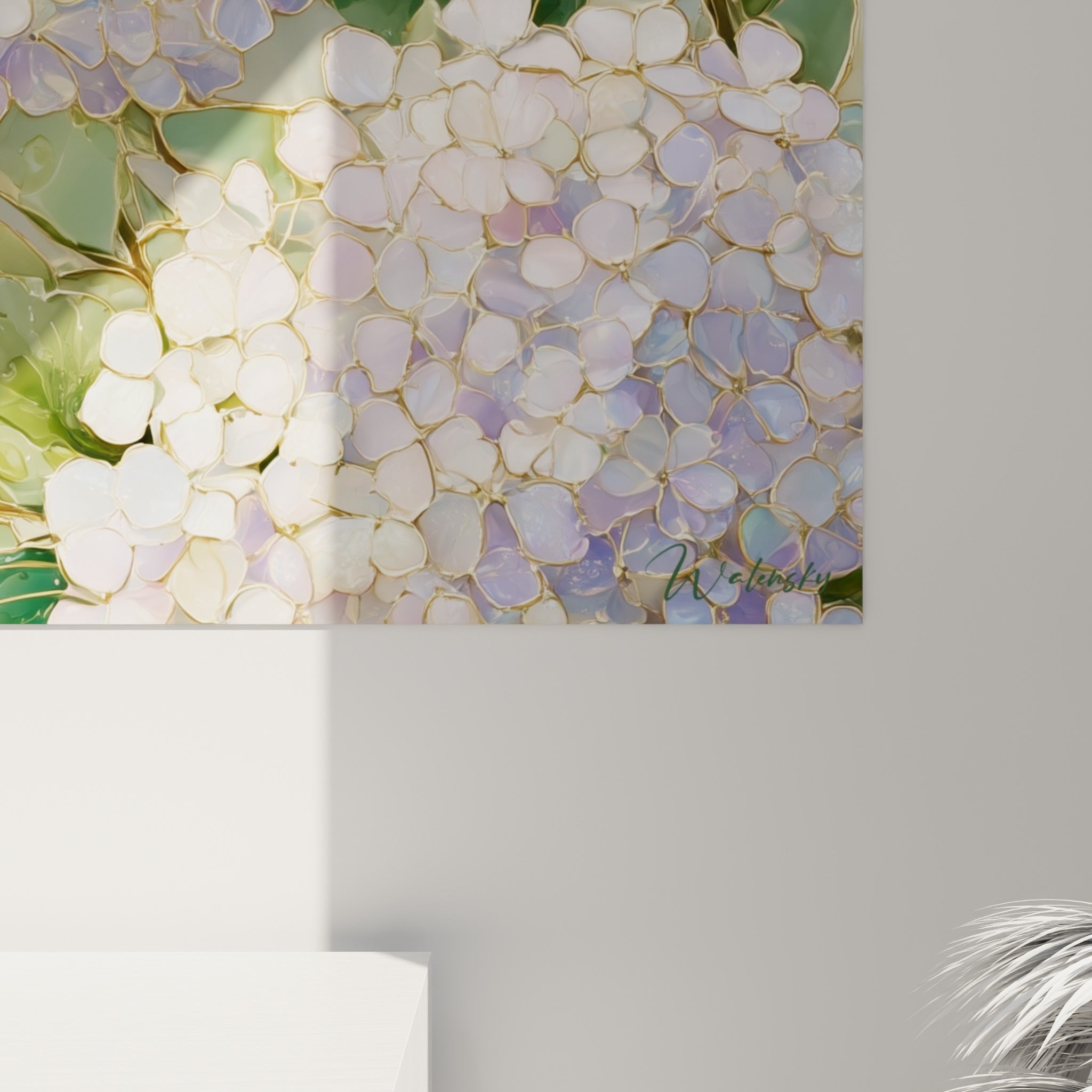 Reflets dorés et pétales nacrés mauves et verts visibles en gros plan sur la toile Hortensia