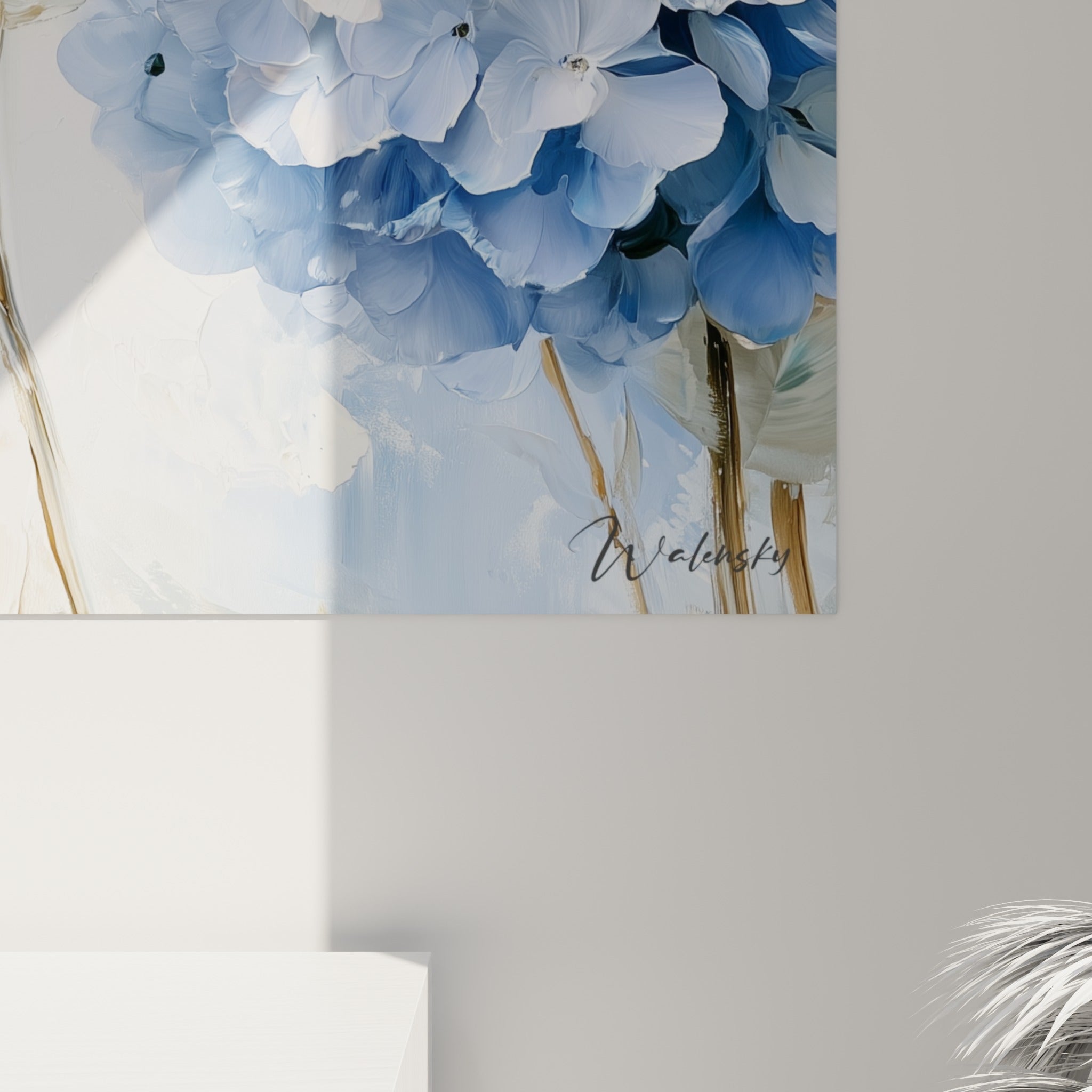 Empâtements épais de bleu poudré et blanc crème révélant le grain de la peinture d'hortensia en gros plan