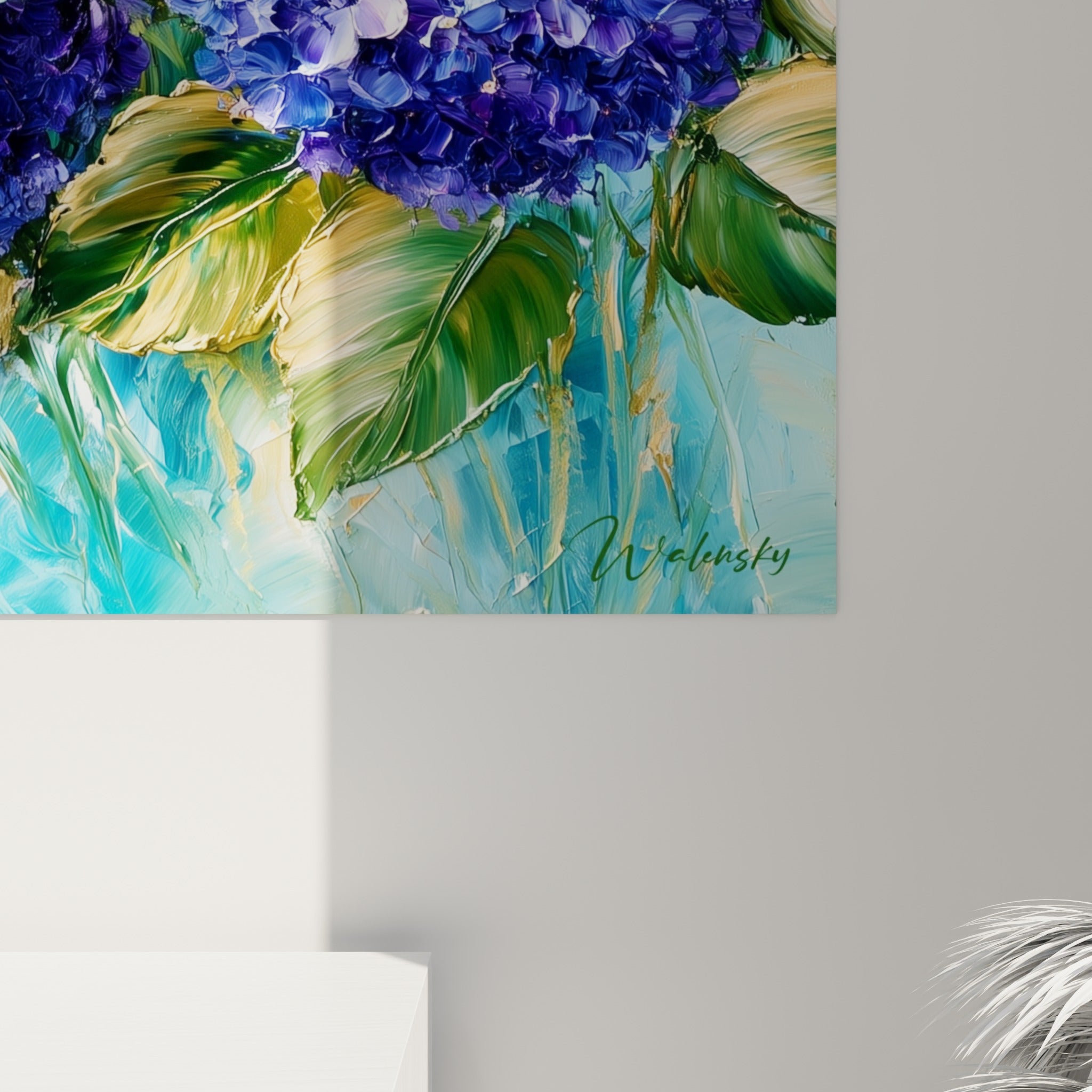 Empâtements épais de peinture bleue et violette révélant le grain texturé des pétales d'hortensia