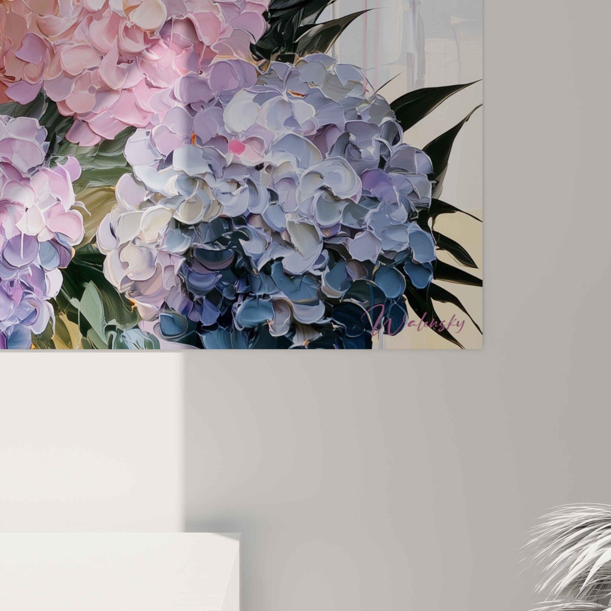Empâtements épais de peinture rose, mauve et pêche formant les pétales froissés d'un hortensia en gros plan