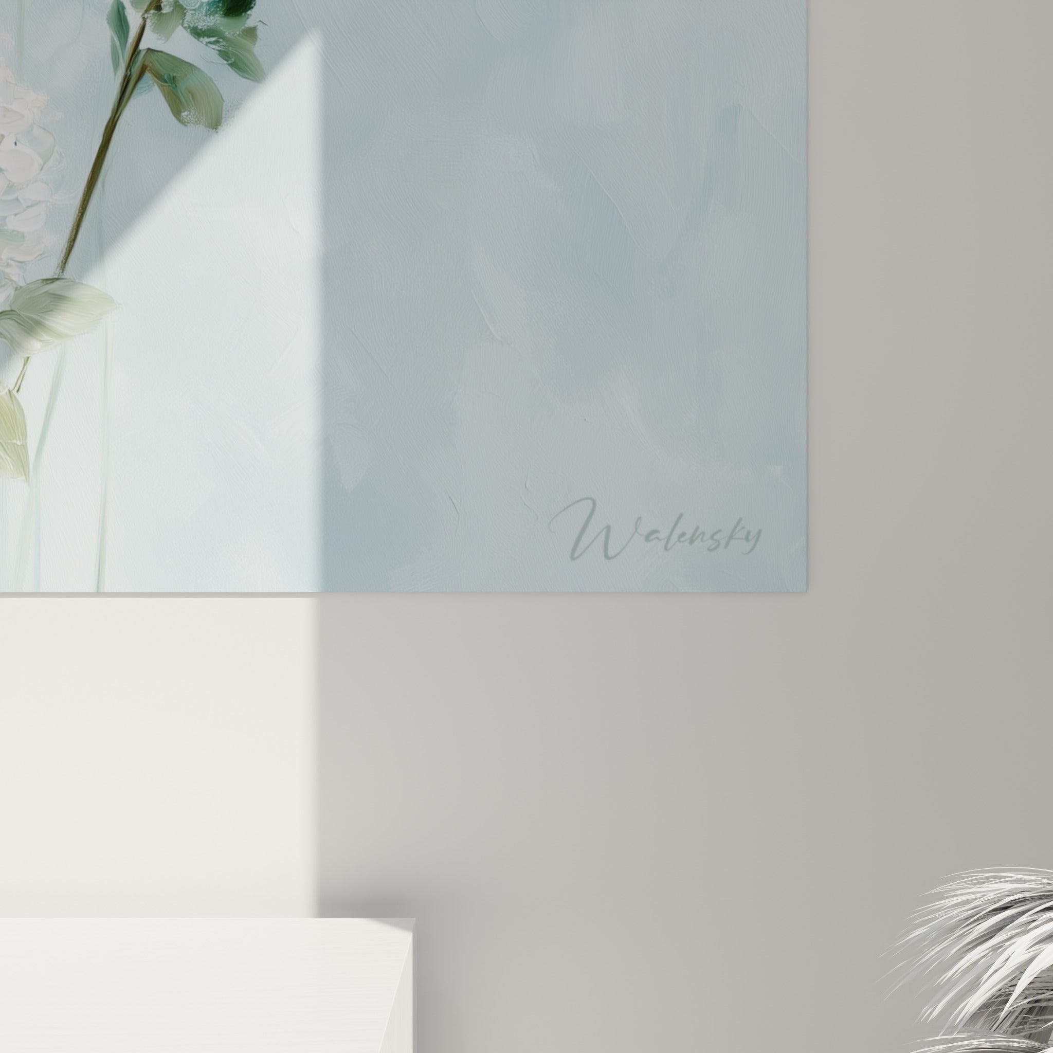 Matière épaisse des pétales d'hortensia bleu pastel et blanc, empâtements et coulures visibles de près