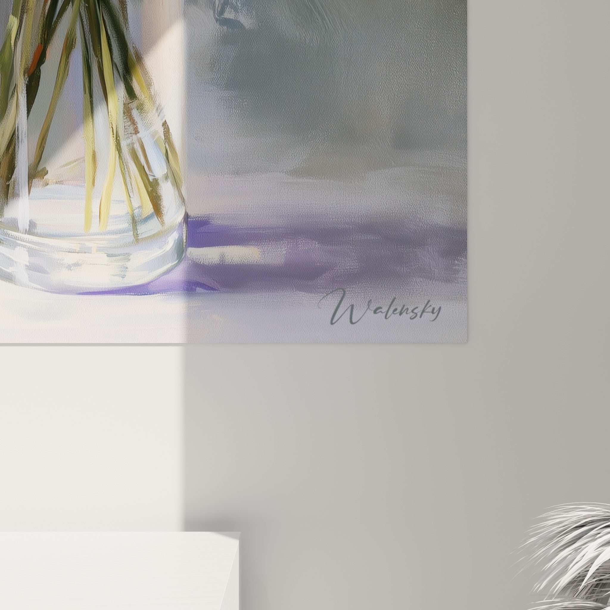 Détail des pétales mauves et blancs, empâtements et reflets du vase en verre visibles de près
