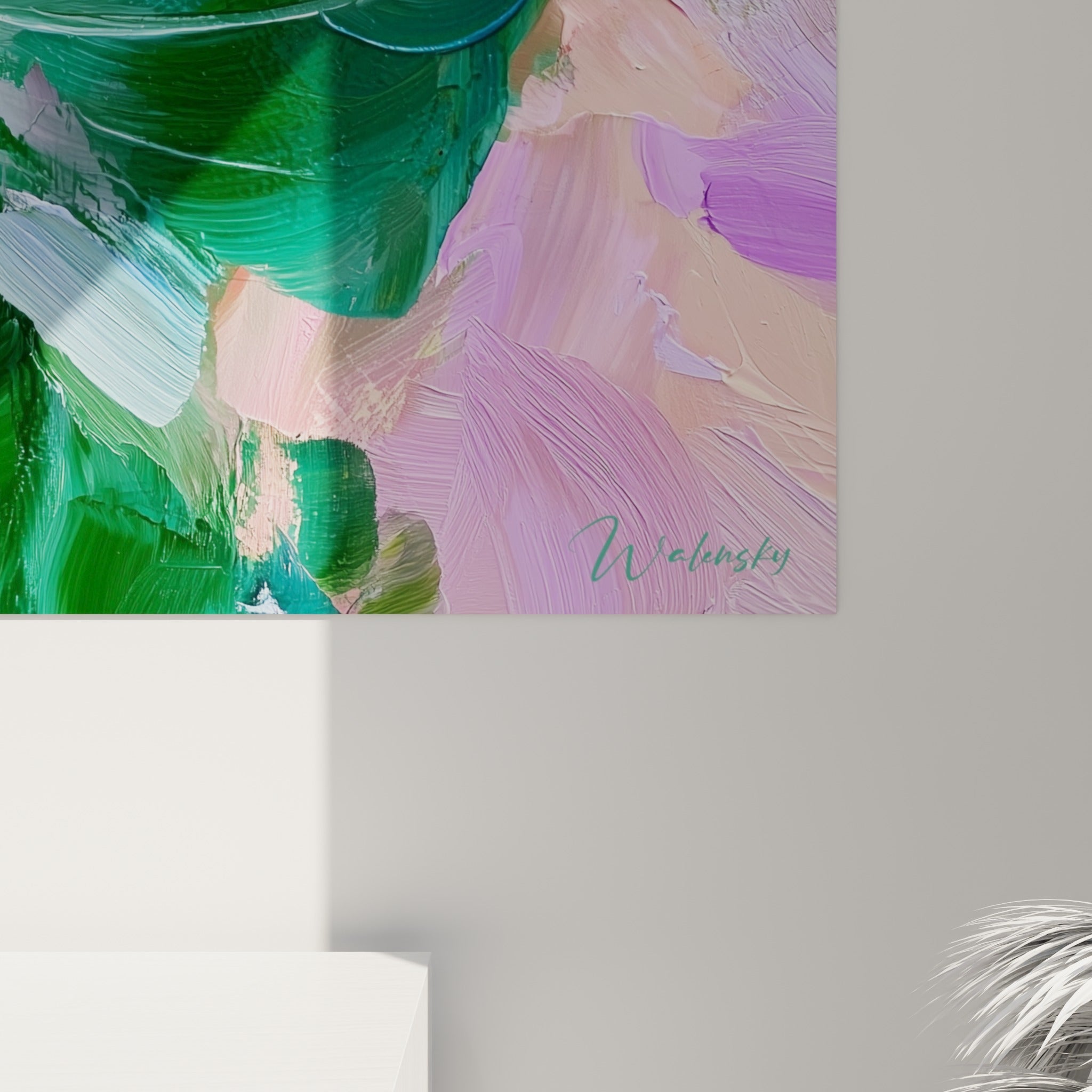 Empâtements roses et verts de l'hortensia révélant les coulures et le grain de la peinture au couteau