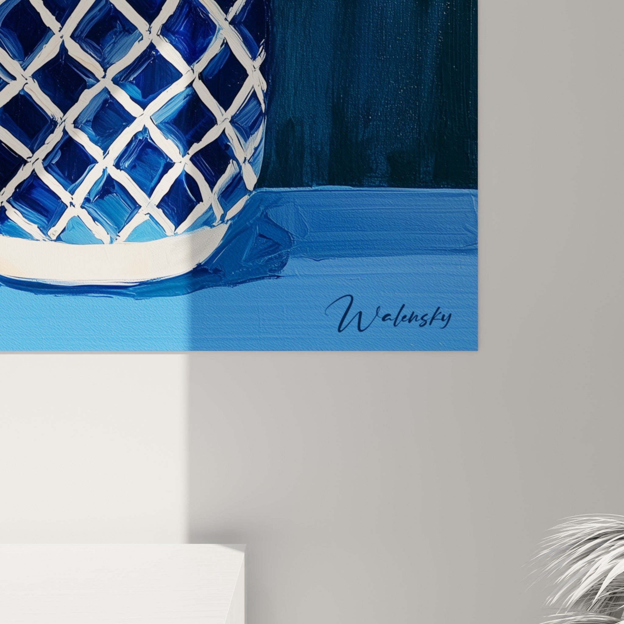 Empâtements épais de peinture blanche et rose sur les pétales d'hortensia, coulures bleues sur le vase en gros plan