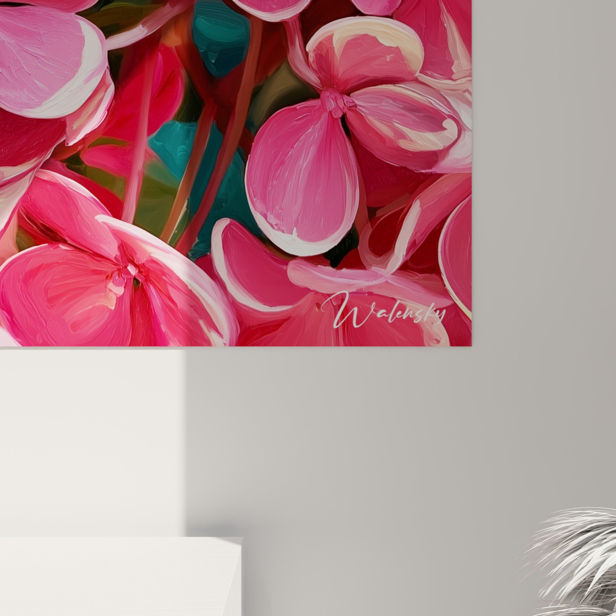 Empâtements de peinture visibles sur les pétales rose vif et rouge cerise de l'hortensia