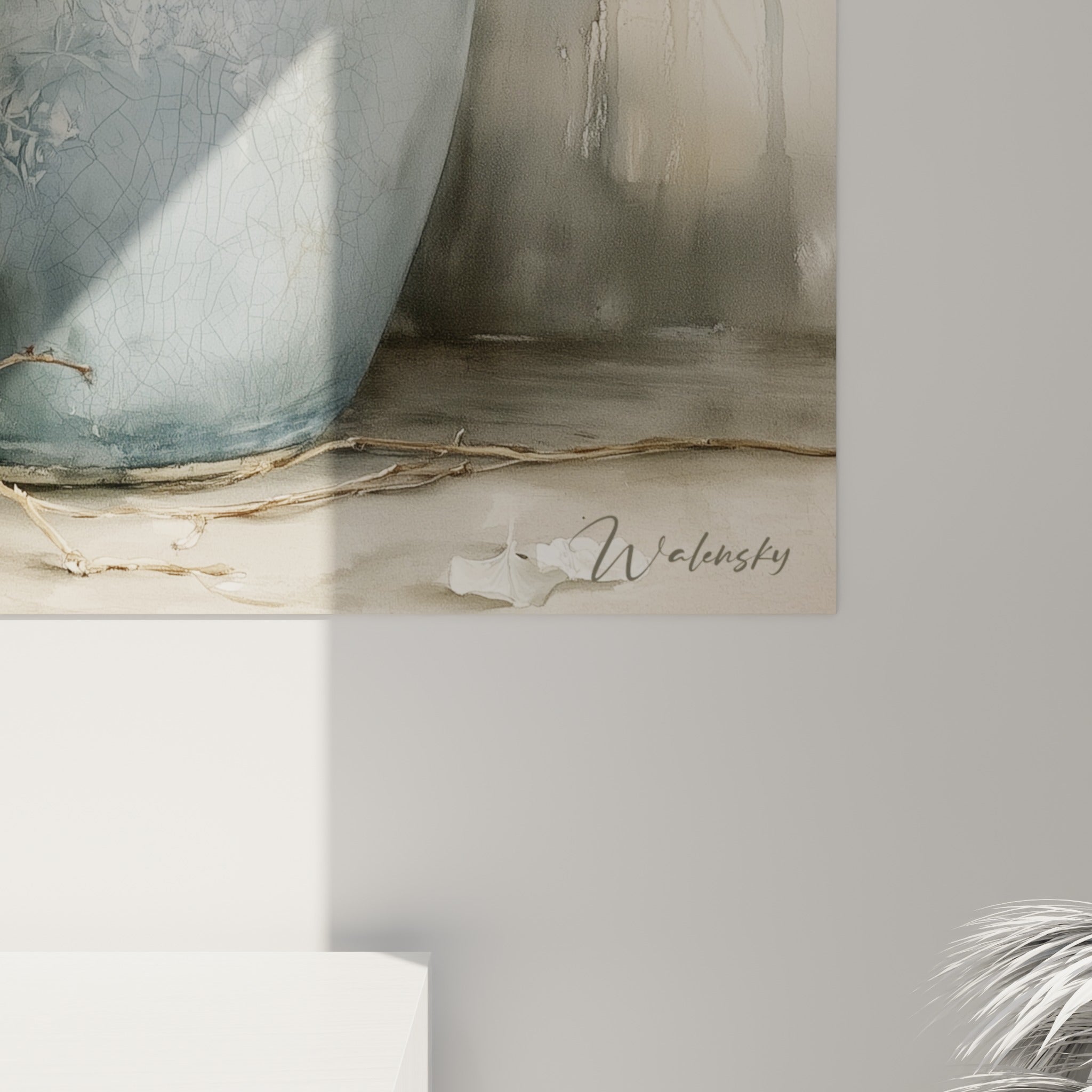 Pétales d'Hortensia blanc crème et craquelures du vase bleu visibles en gros plan sur la toile