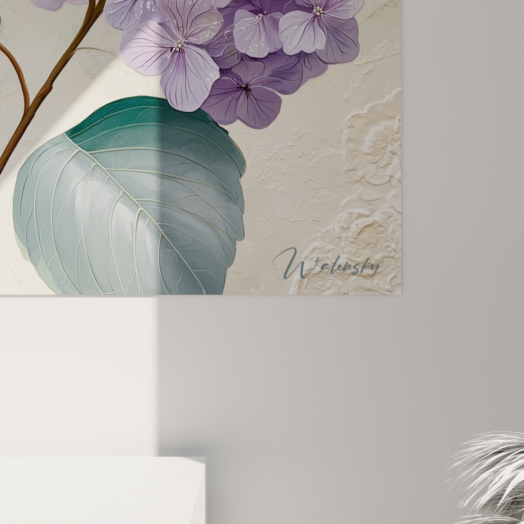 Pétales d'hortensia mauve et nervures des feuilles vert sauge visibles en gros plan sur la toile