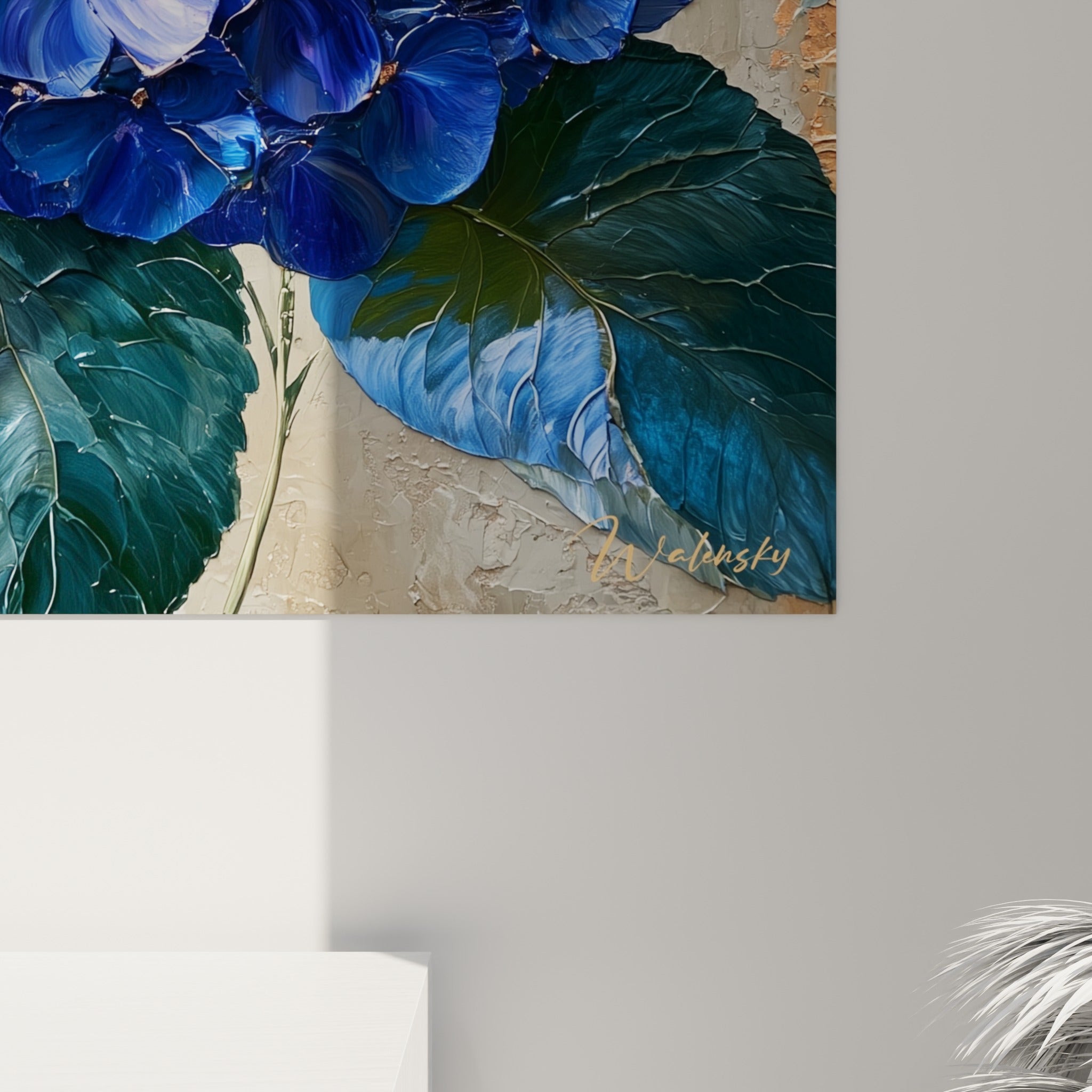 Pétales d'hortensia en empâtement épais, mélange de bleu marine et violet contre le fond doré fissuré