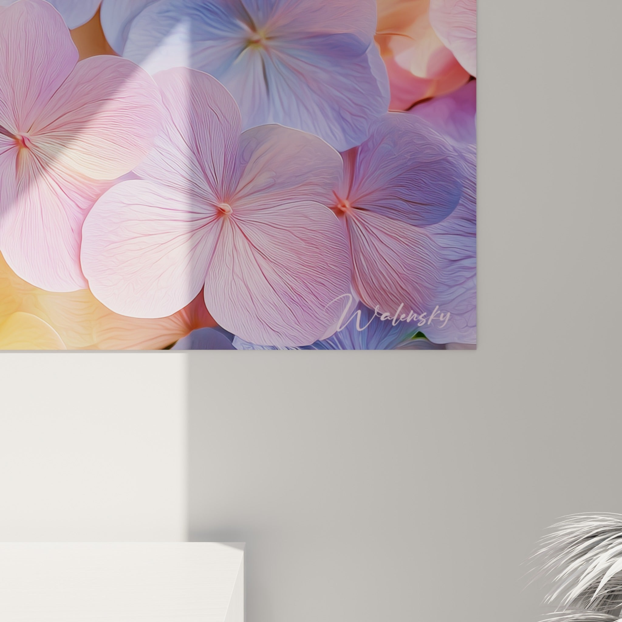 Nervures fines et transparence des pétales rose et lavande visibles sur ce tableau accroché de près