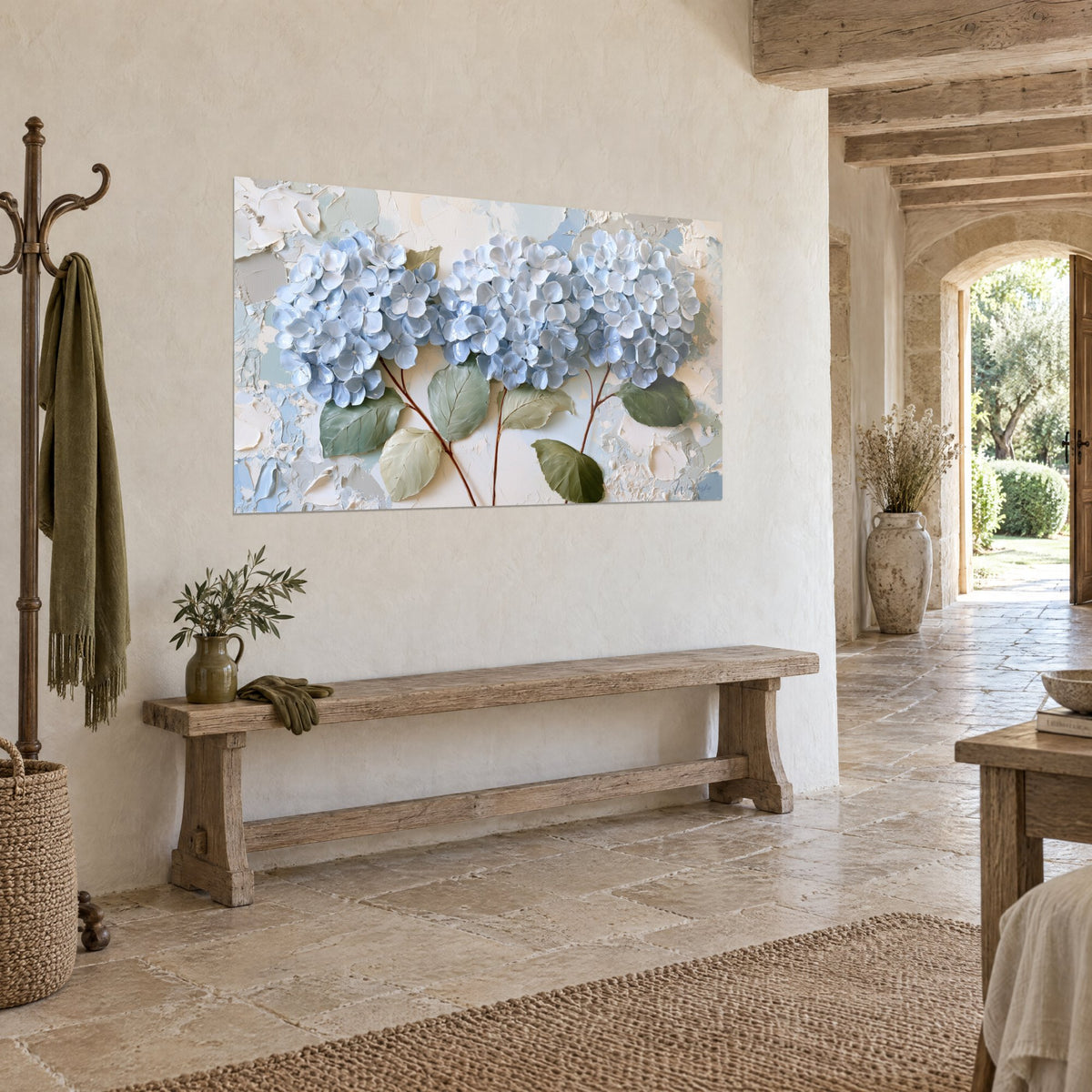 Quadro con ombrelle ramificate di petali azzurro cielo e steli bruni su fondo beige screpolato, visto di tre quarti in un ingresso in pietra