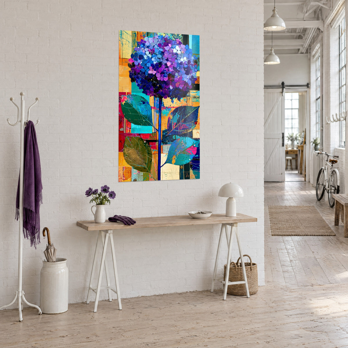 Gemälde Hortensienblüte in Malvenfarbe mit türkisfarbenem und goldgrünem Laub, Dreiviertelansicht an einer weißen Wand im Künstleratelier
