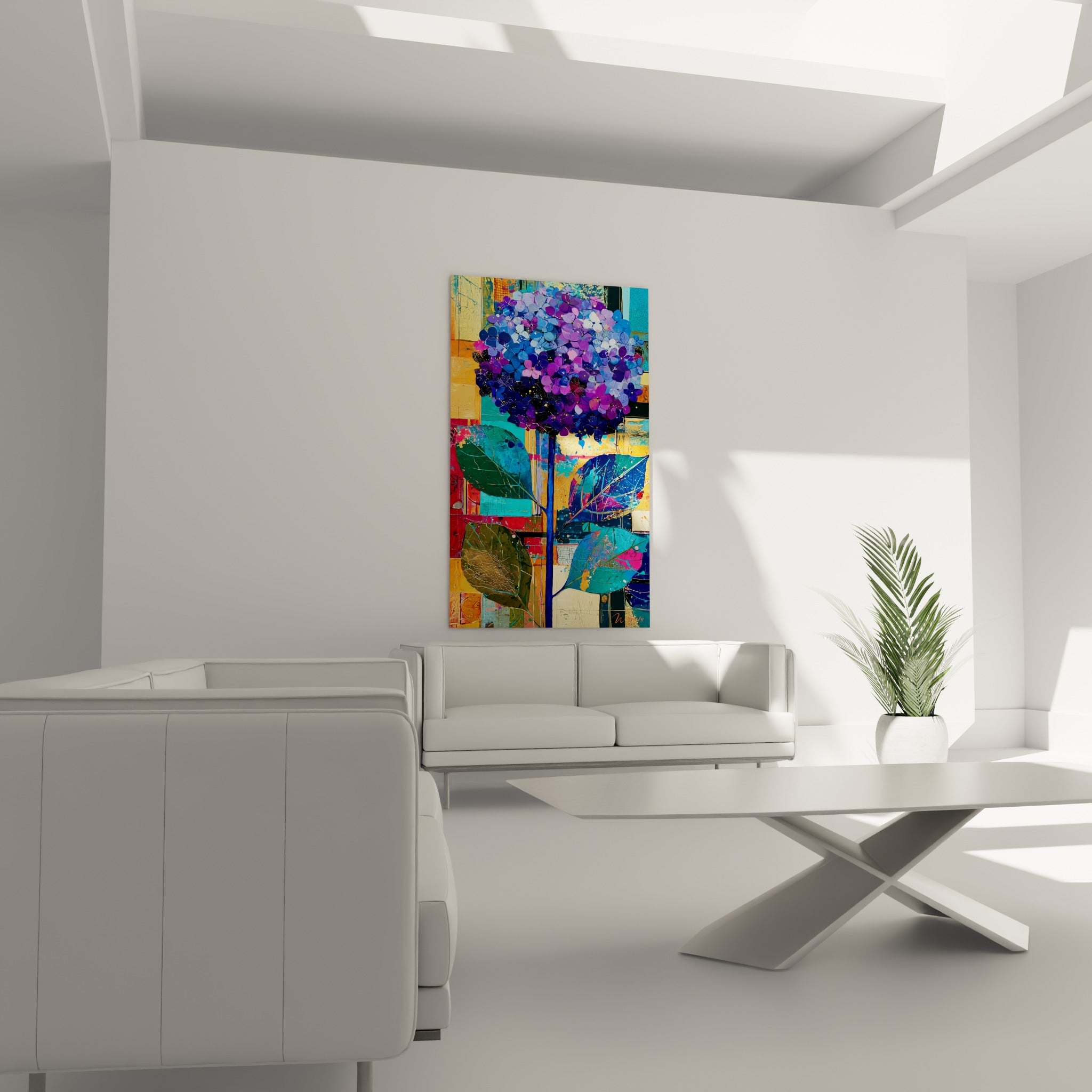 Fleurs d'hortensia bleu et violet sur fond ocre texturé, disposées au-dessus d'un canapé dans un salon lumineux
