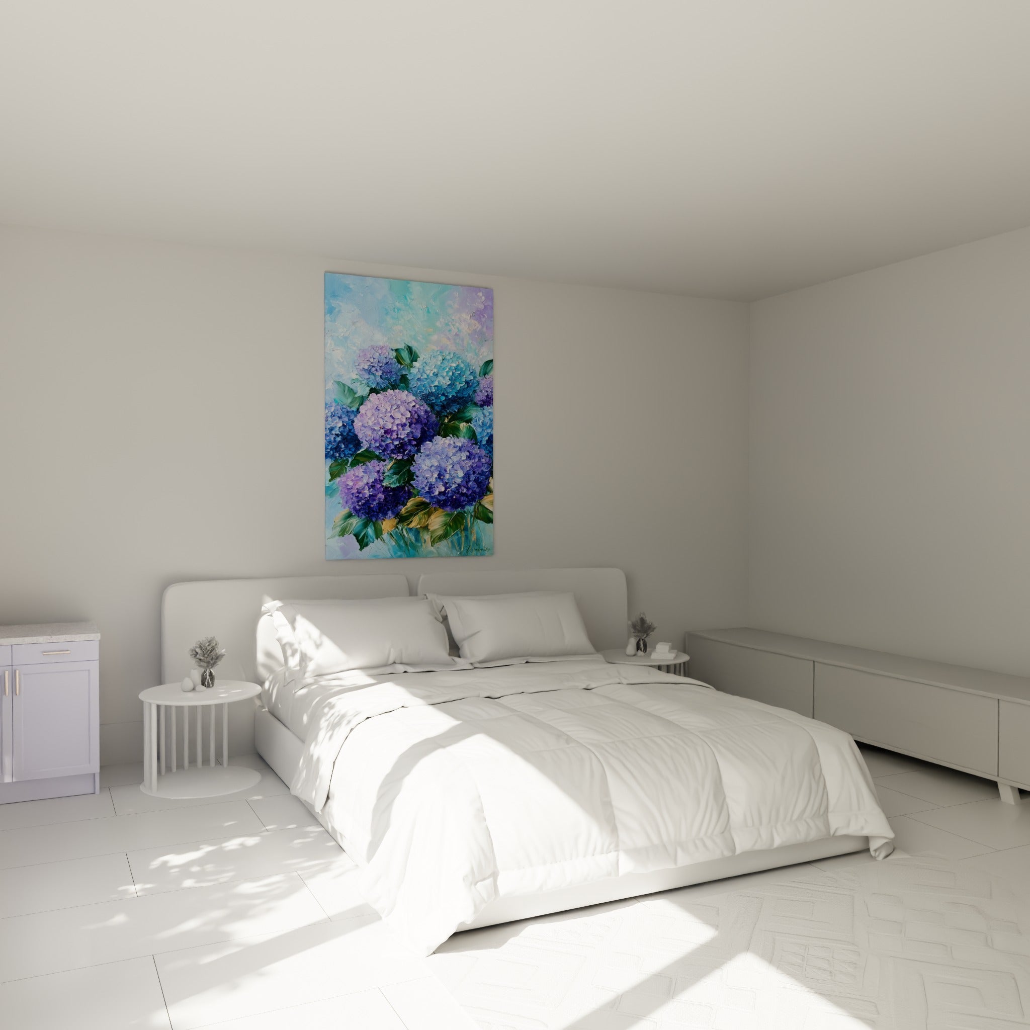 Bouquet d'hortensias bleu turquoise et violet lavande accroché au-dessus d'un lit dans une chambre claire