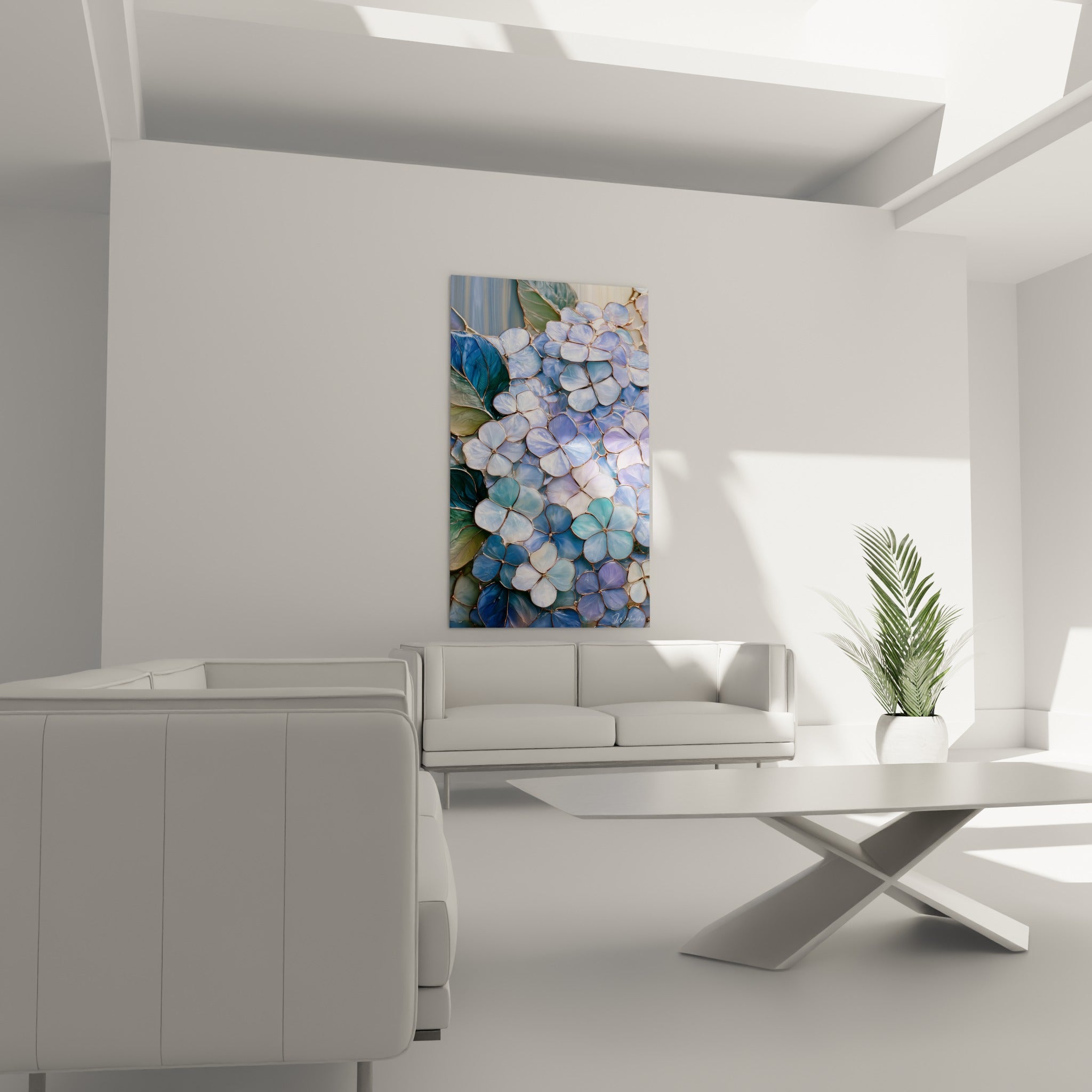 Fleurs d'hortensia turquoise et violet pastel disposées au-dessus d'un canapé dans un salon lumineux