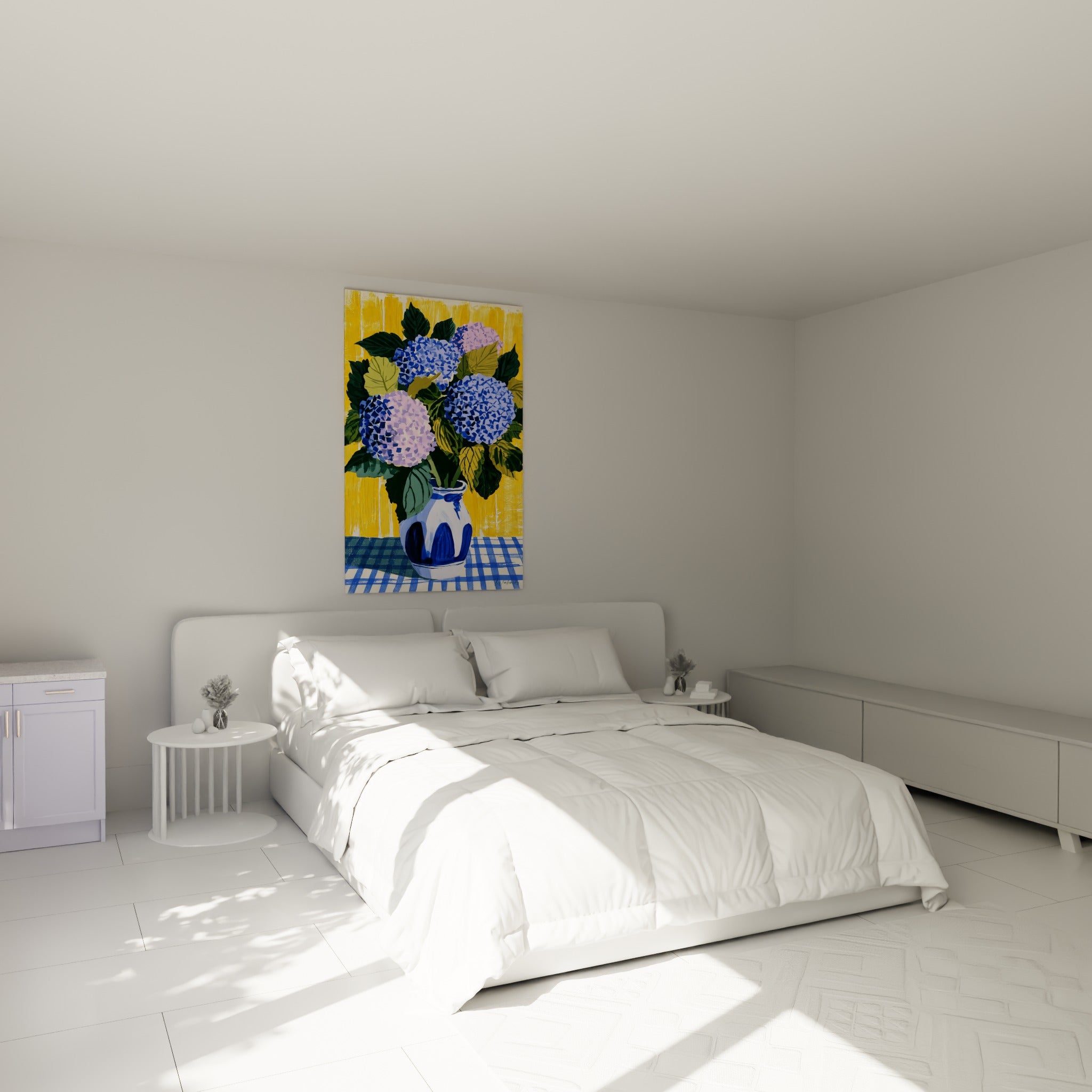 Bouquet d'hortensias bleus et violets accroché au-dessus d'un lit dans une chambre claire