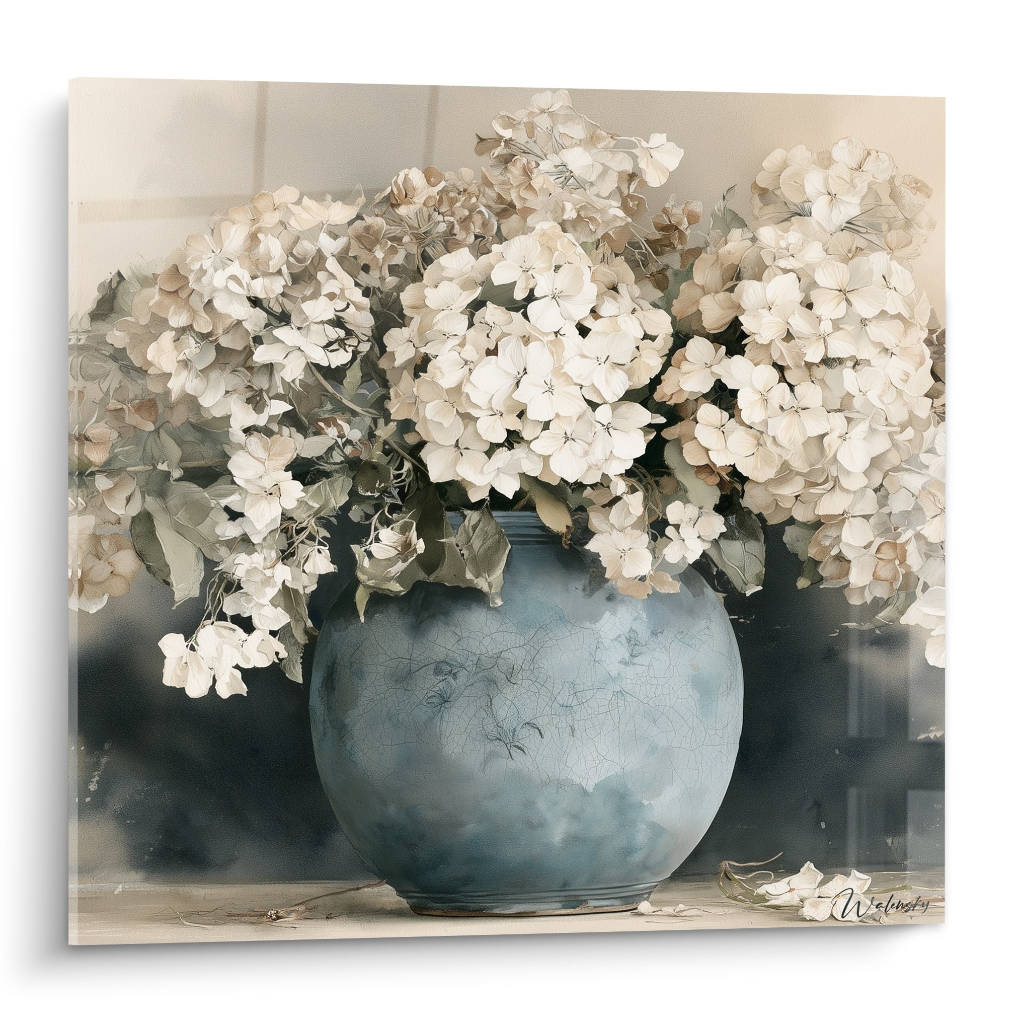 Hortensias blancs et beiges débordant d'un vase bleu craquelé sur fond gris anthracite estompé