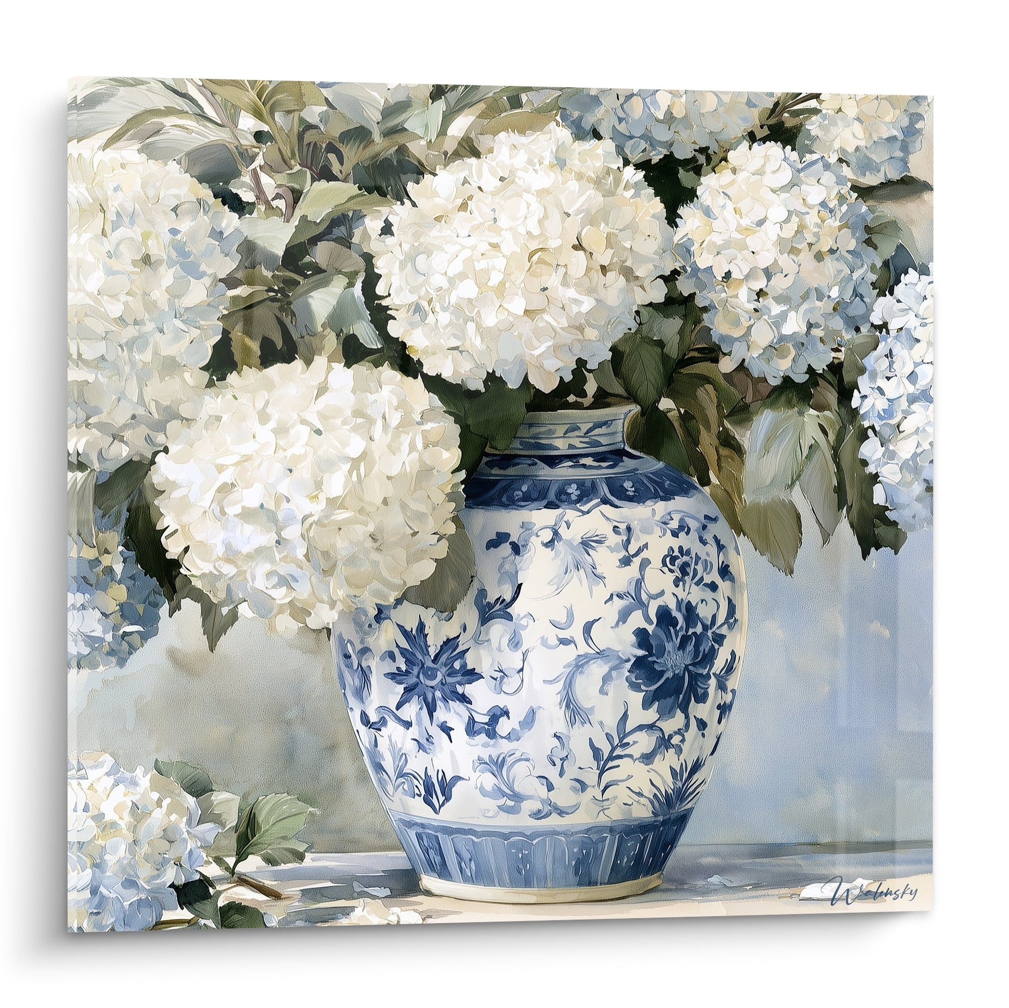 Hortensias blancs débordant d'un vase bleu marine et blanc, peinture florale lumineuse et raffinée