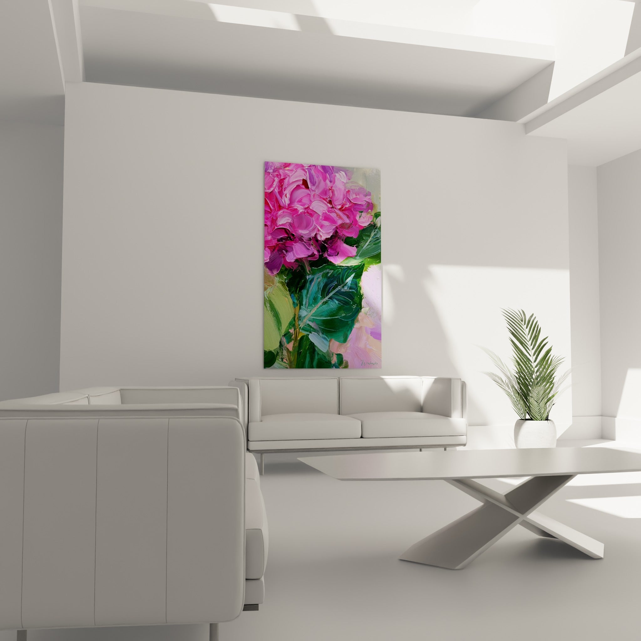 Fleurs d'hortensia roses et feuillage vert dense installées au-dessus d'un canapé dans un salon lumineux
