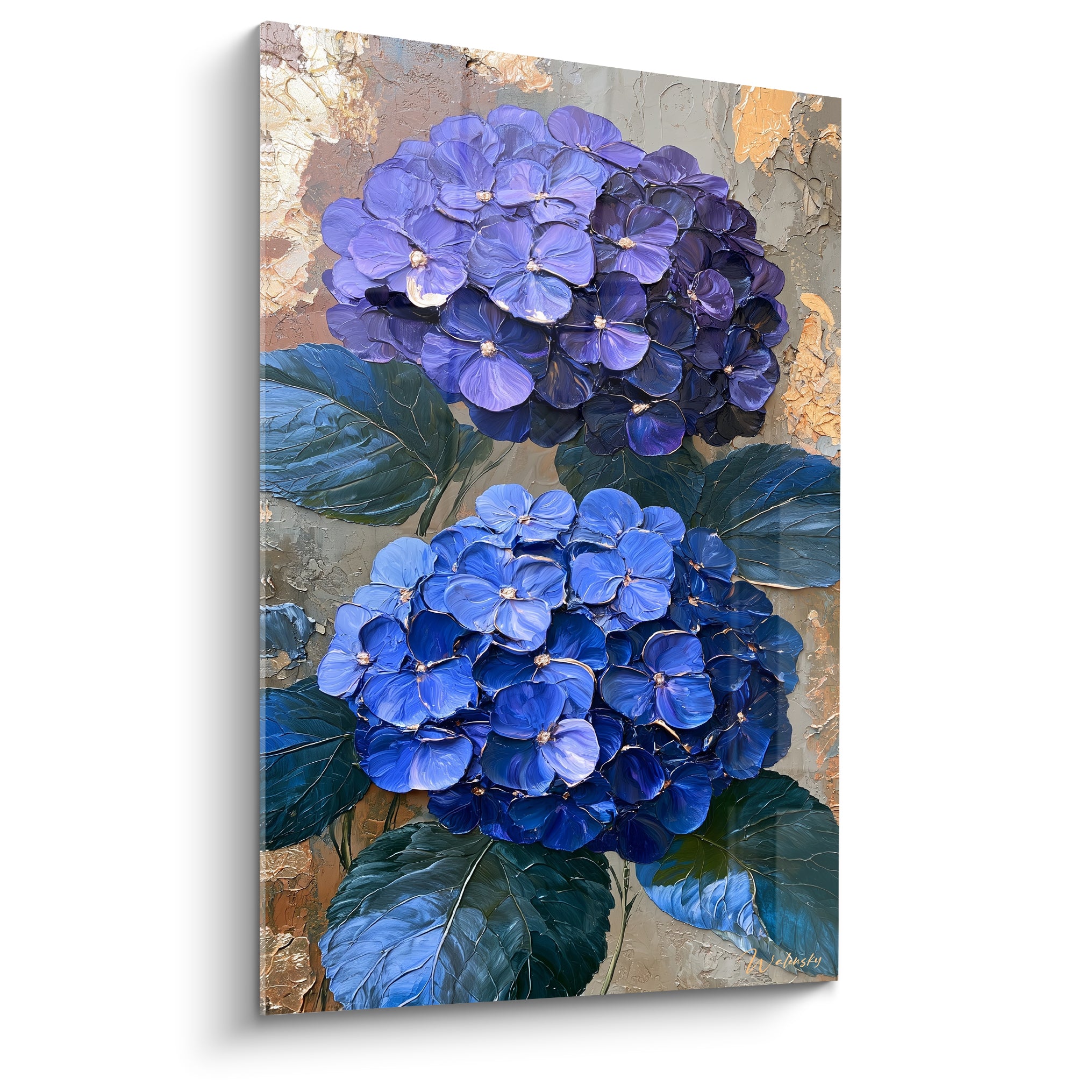 Hortensias violets et bleus peints en relief sur fond doré craquelé, textures épaisses au pinceau