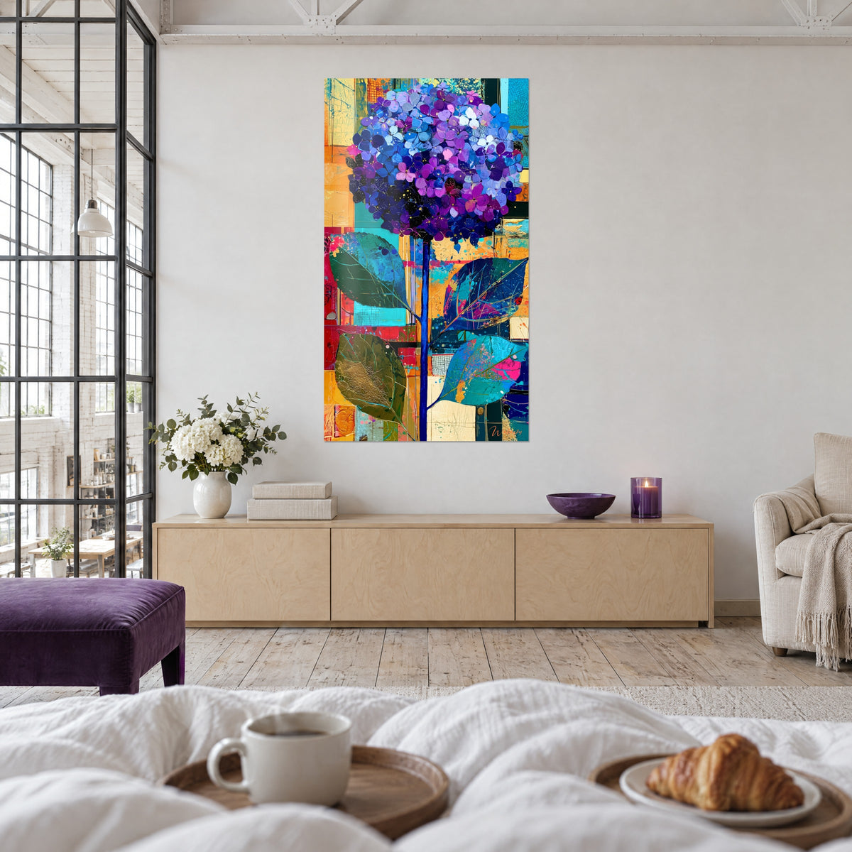 Schilderij boeket hortensia's in indigo en purper, koningsblauwe steel en turquoise bladeren, boven een bed in een lichte slaapkamer