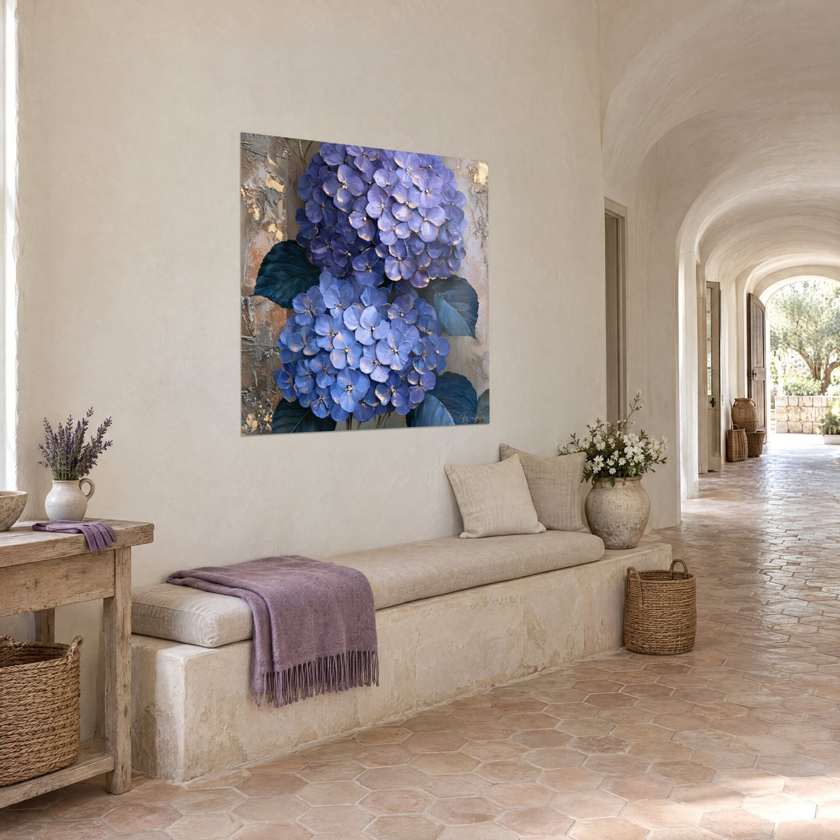 Quadro di bouquet di fiori blu oltremare e viola, foglie blu notte, sfondo color crema invecchiato, nel corridoio a volta del mas provenzale