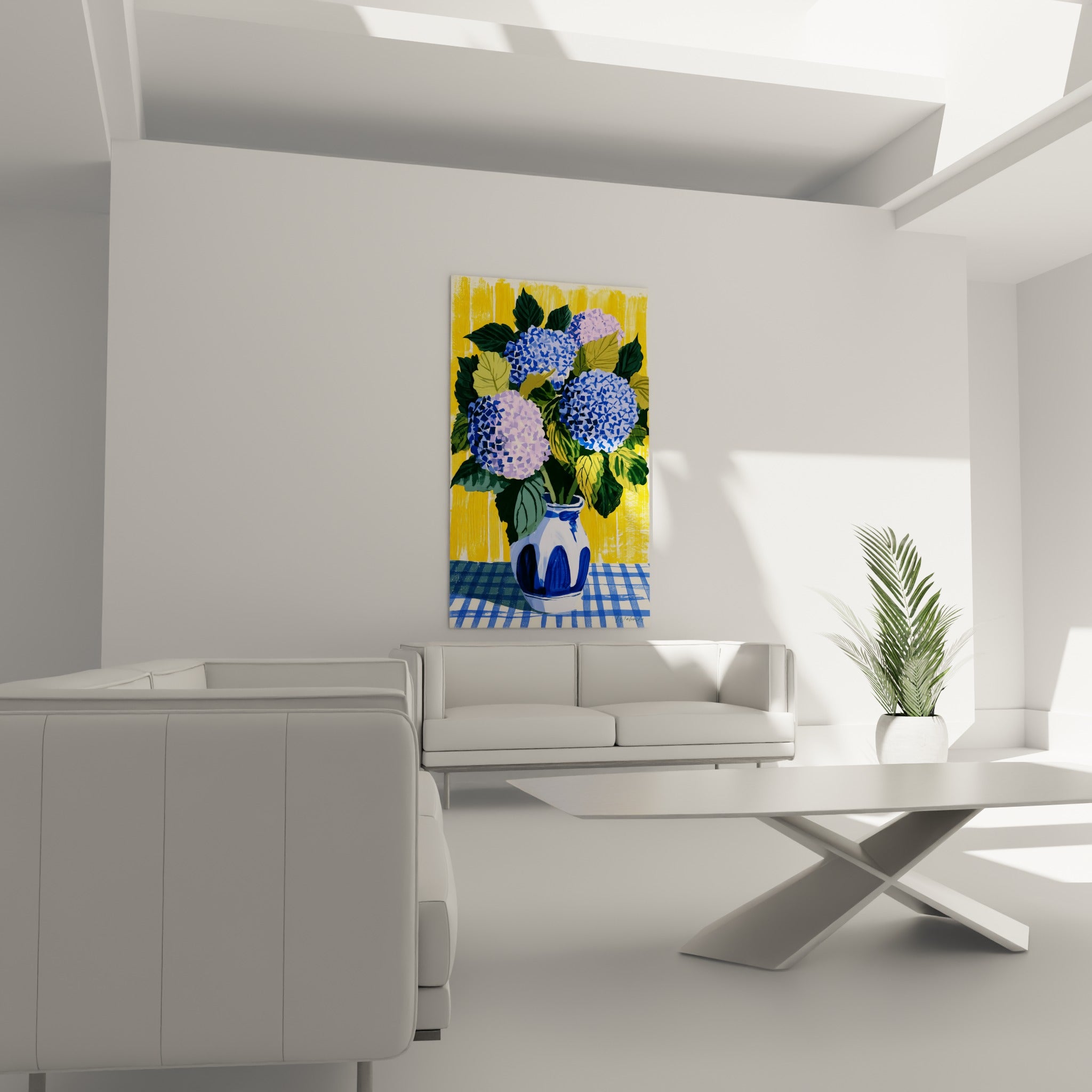 Fleurs d'hortensia bleu lavande et vase à rayures bleues au-dessus d'un canapé dans un salon lumineux