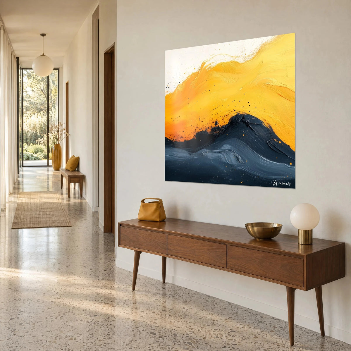 Tableau vague d'ocre doré chevauchant une crête d'ardoise sombre, coups de brosse en relief, sur console en bois dans un couloir