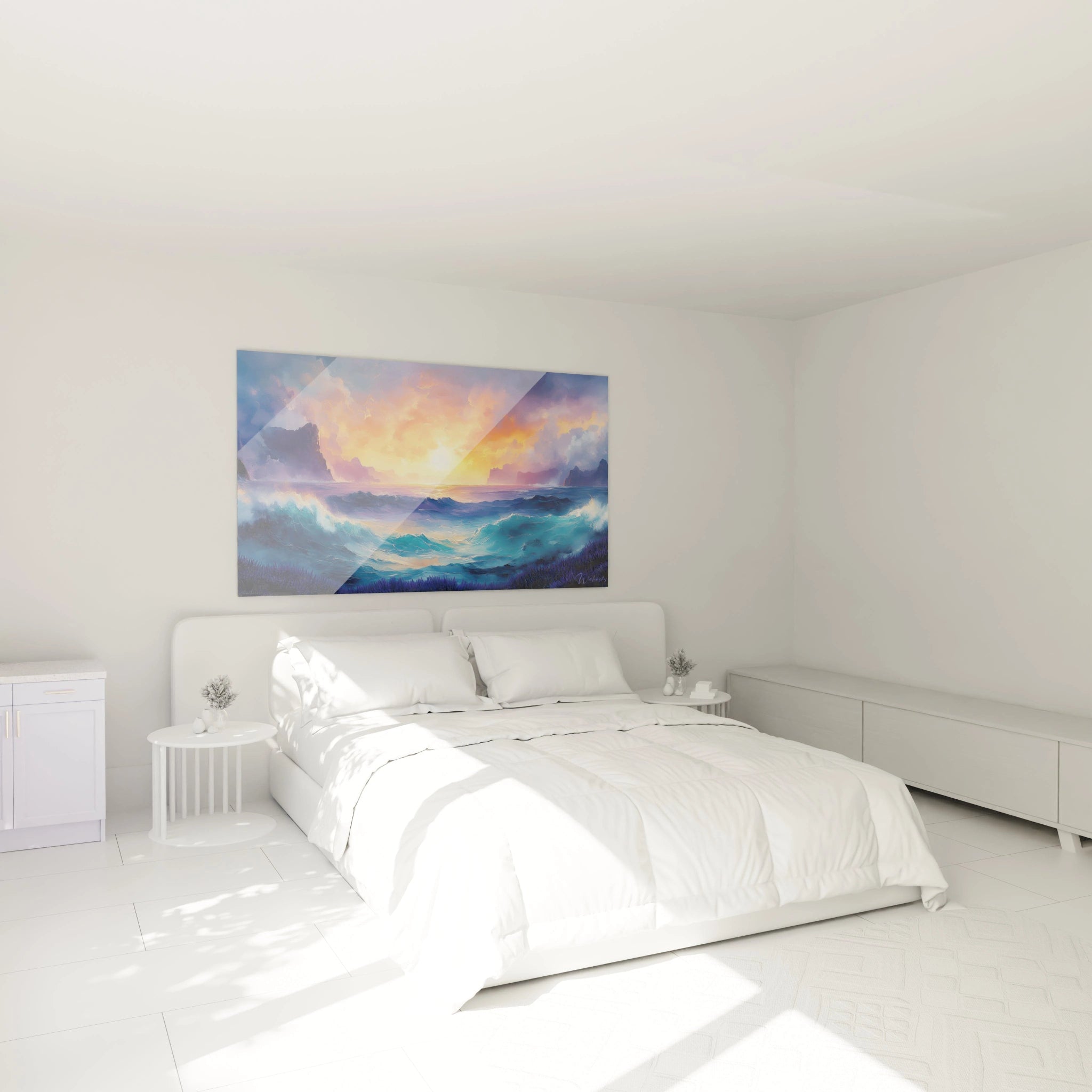 Tableau coucher de soleil capturant un paysage marin au crépuscule, où un soleil doré illumine des nuages aux tons chauds orangés et violacés, se reflétant sur des vagues dynamiques bleu turquoise avec des crêtes blanches écumeuses sur fond de falaises rocheuses silhouettées.
