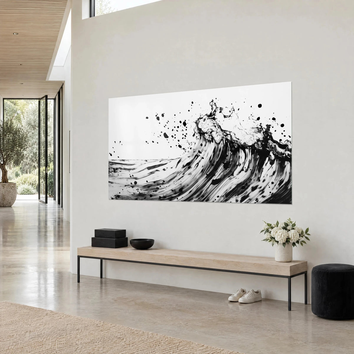 Gemälde mit brandender Welle in Schwarz-Weiß-Lavierung, schäumender Kamm und verstreute Tröpfchen, beige Wand, helle Holzbank
