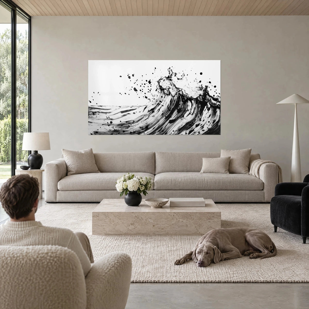 Gemälde mit wogender schwarzer Tinte und spritzenden Tropfen auf weißem Grund, über einem Sofa in einem hellen Wohnzimmer