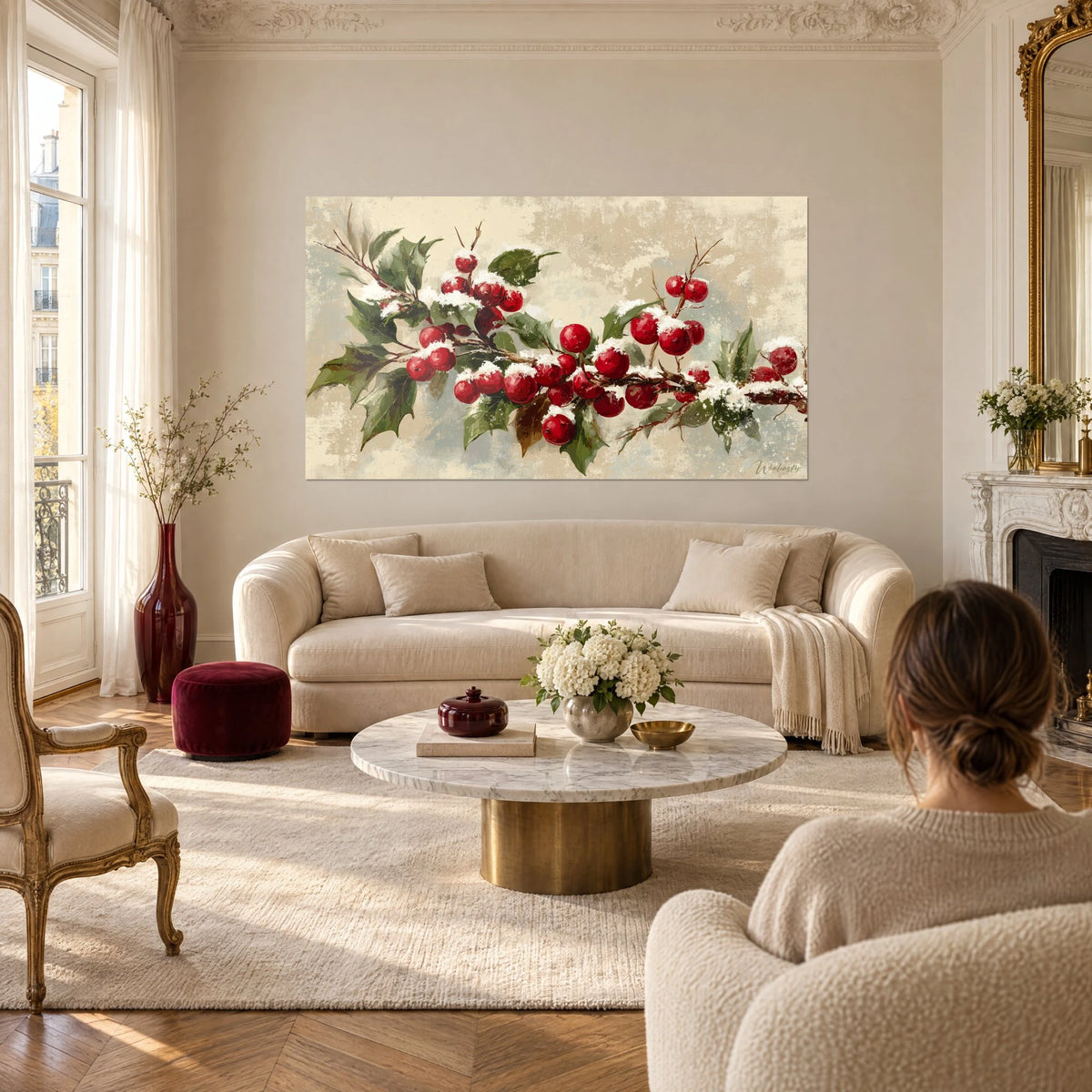 Tableau branche de houx aux baies rouges poudrées de neige, feuilles vertes, fond crème, au-dessus d'un canapé dans un salon lumineux