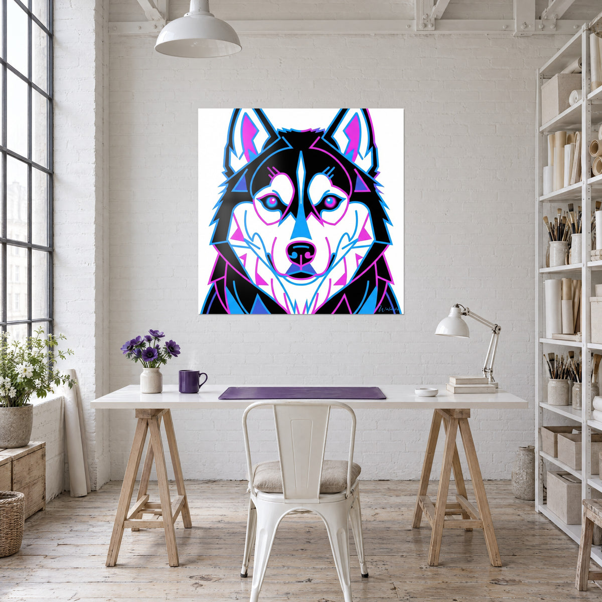Schilderij Sledehond in blauwe en roze neonlijnen, witte achtergrond, kantoormuur naast een houten werkblad