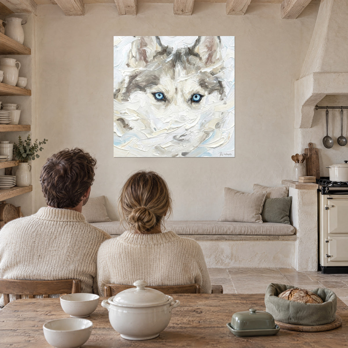 Obraz portret husky w odcieniach śniegu, przenikliwe turkusowe spojrzenie, kremowe pociągnięcia pędzla, para tyłem przy stole w kuchni